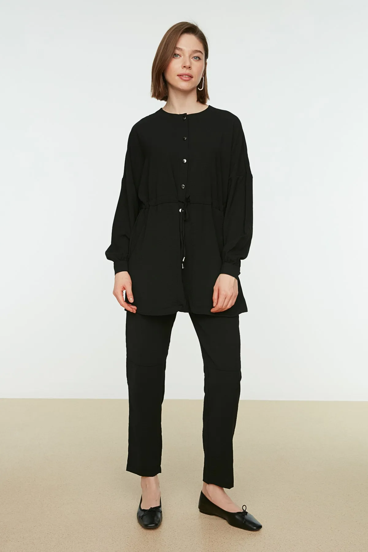 Trendyol Modest  Schwarzer gewebter Hemd-Hosen-Anzug mit Taillenschnürung TCTSS21AU0237