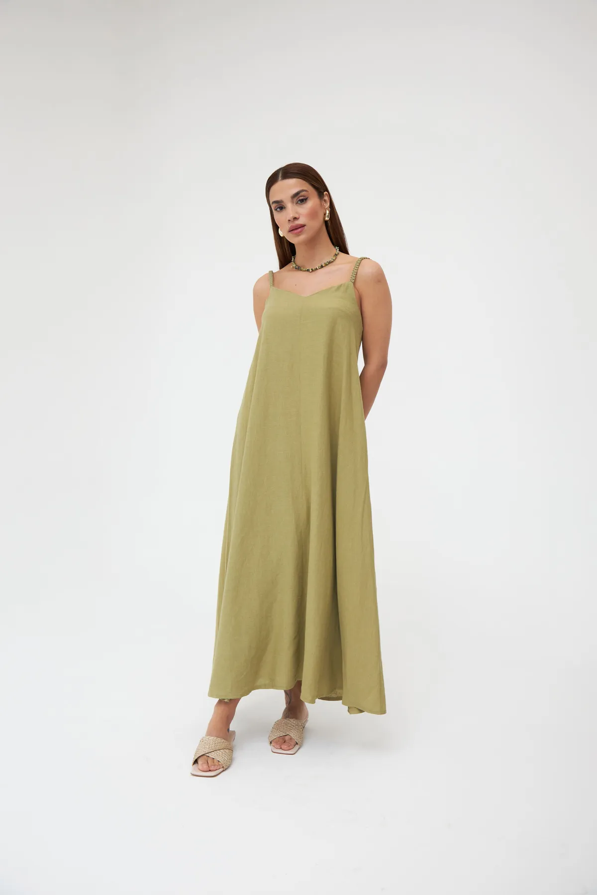 Laluvia  Langes Kleid aus khakifarbenem Strick mit Trägern aus Leinen