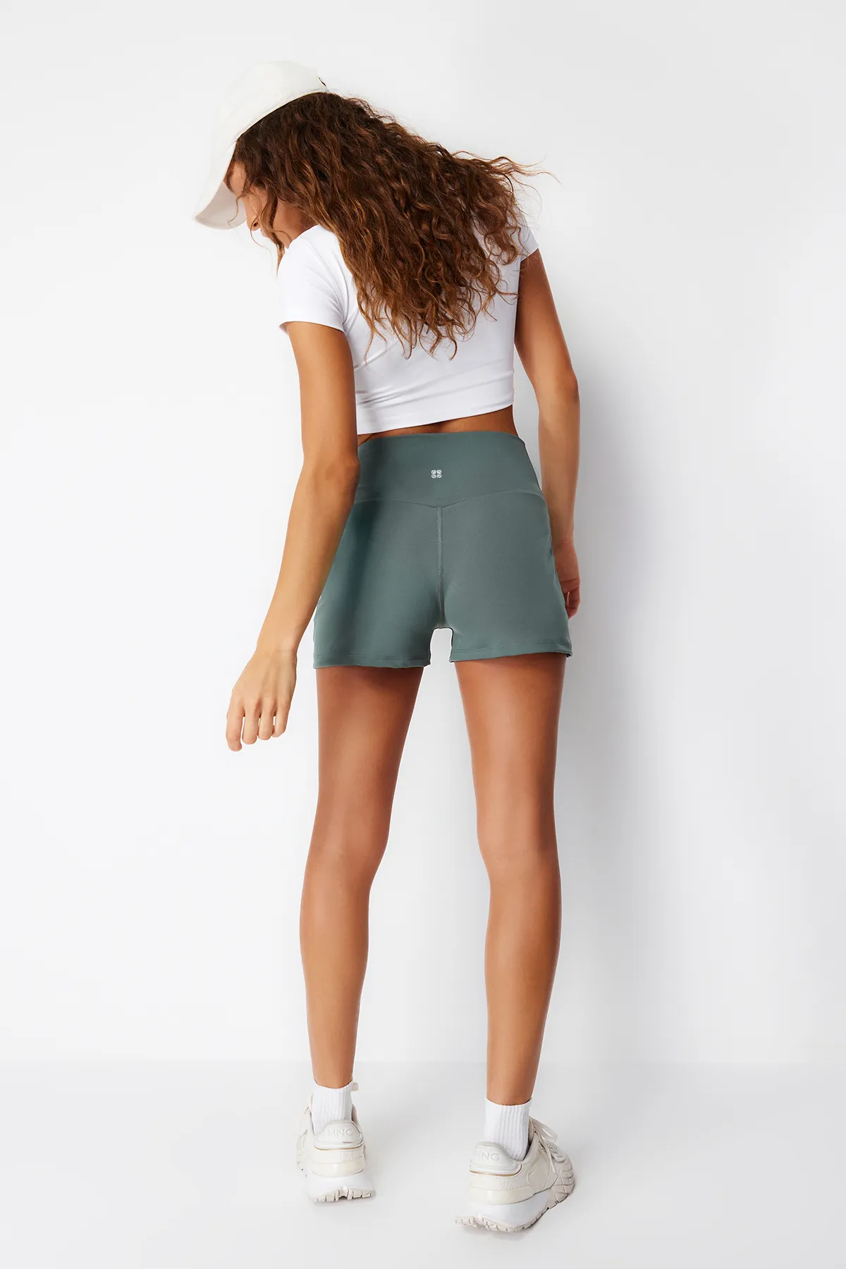 Trendyol Collection  Khakifarbene, gerüschte Restorer-Reflektor-Print-Sportshorts/kurze Leggings aus Strick mit lockerer Passform THMSS24TY00004