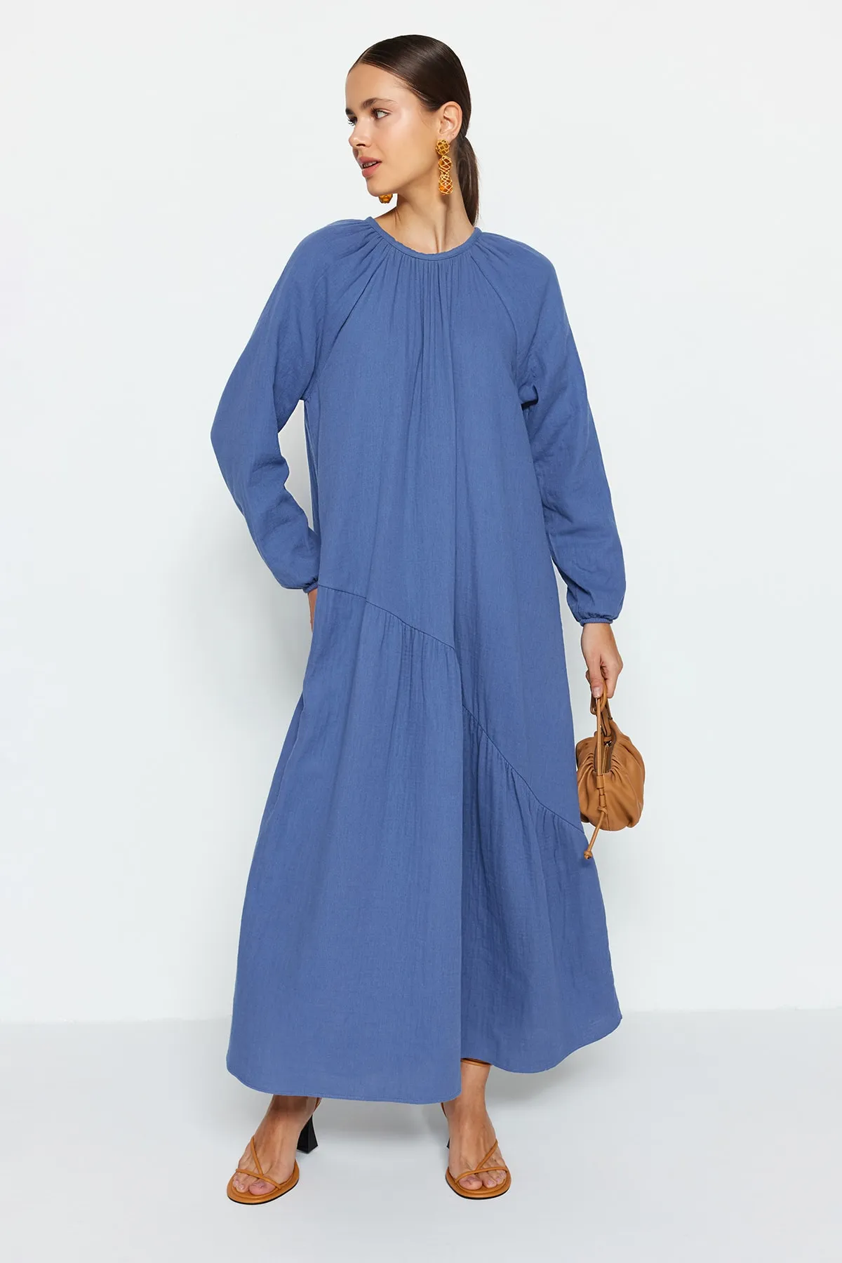 Trendyol Modest  Indigoblaues, gefüttertes, gewebtes Kleid aus 100 % Baumwollmusselin mit Raffung und weiter Passform TCTSS23EB00285
