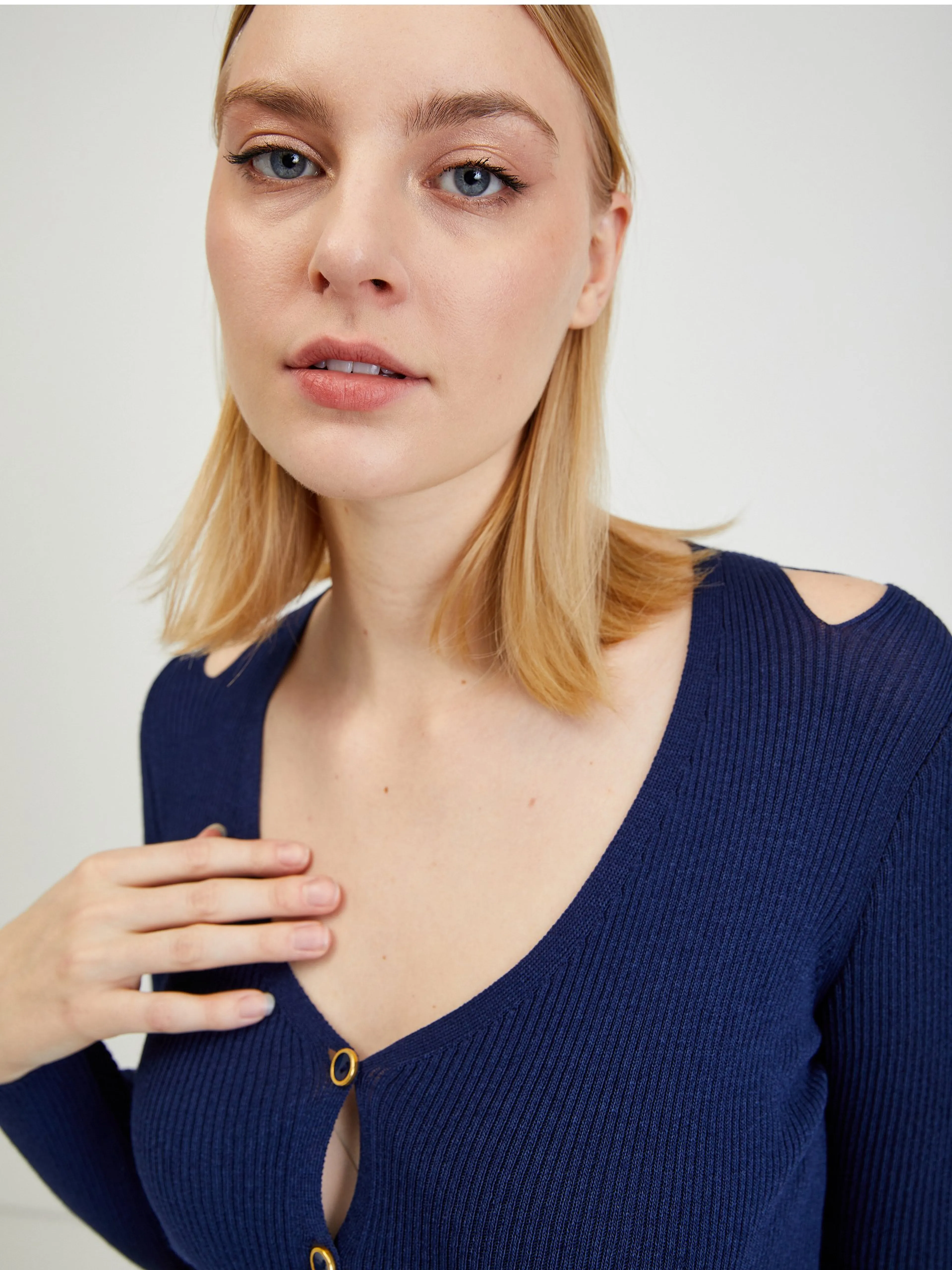 Dunkelblaue Damenstrickjacke mit Ausschnitten ORSAY