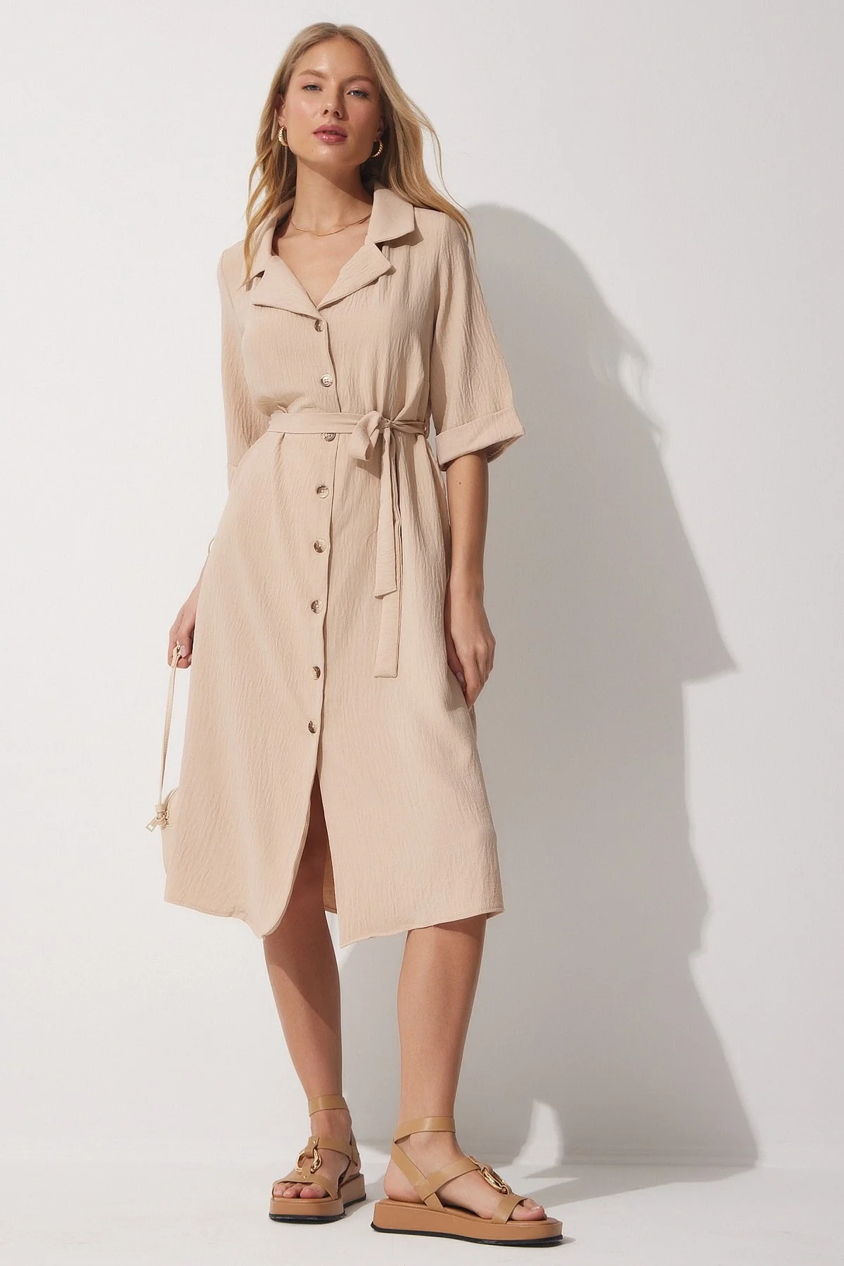 Happiness İstanbul  Cremefarbenes Sommer-Hemdkleid für Damen mit Gürtel MX00045