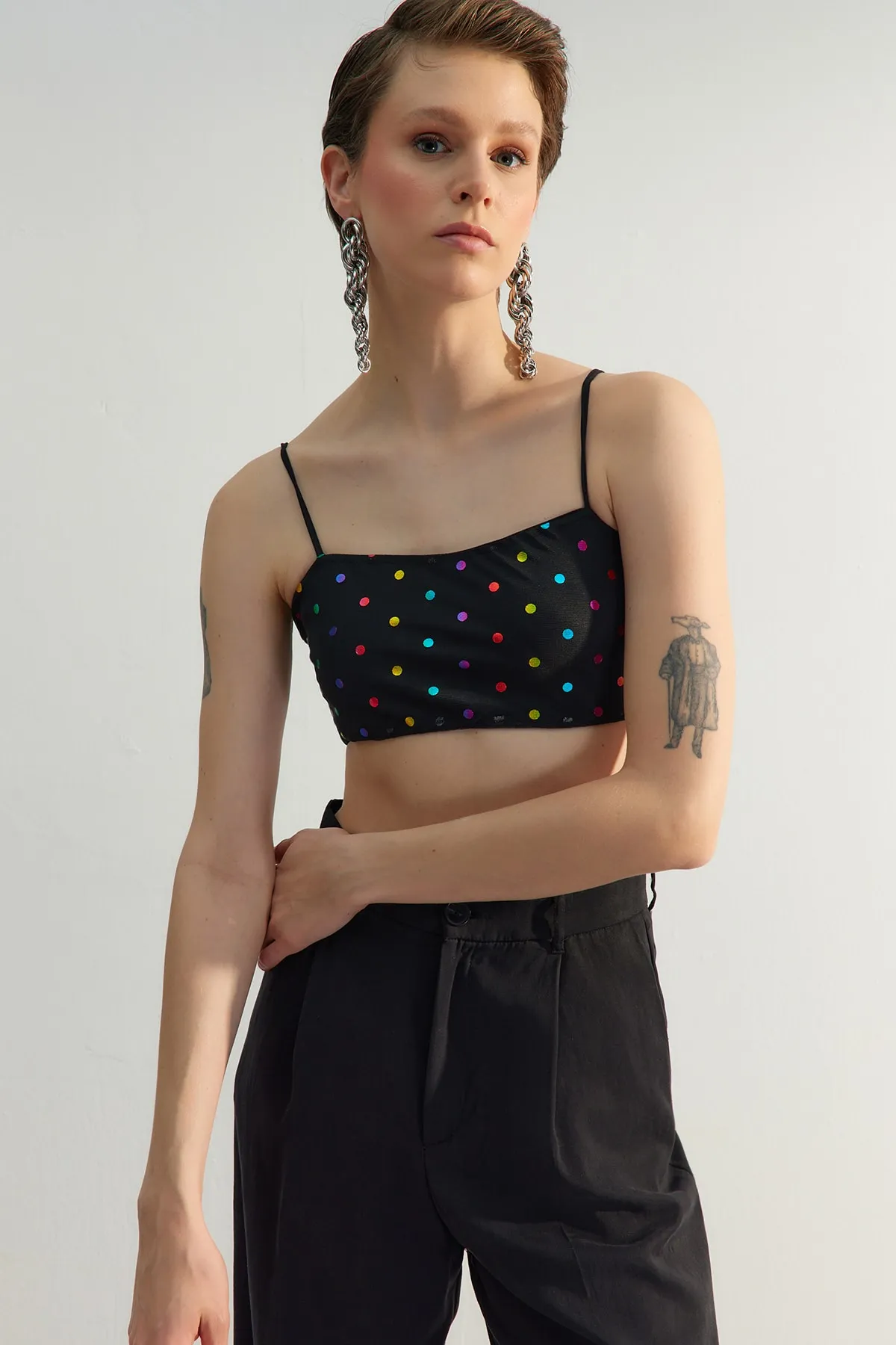 Trendyol Collection  Schwarz-mehrfarbiges, bauchfreies, gefüttertes Bustier aus Tüll mit Punkten TPRSS23BS00112