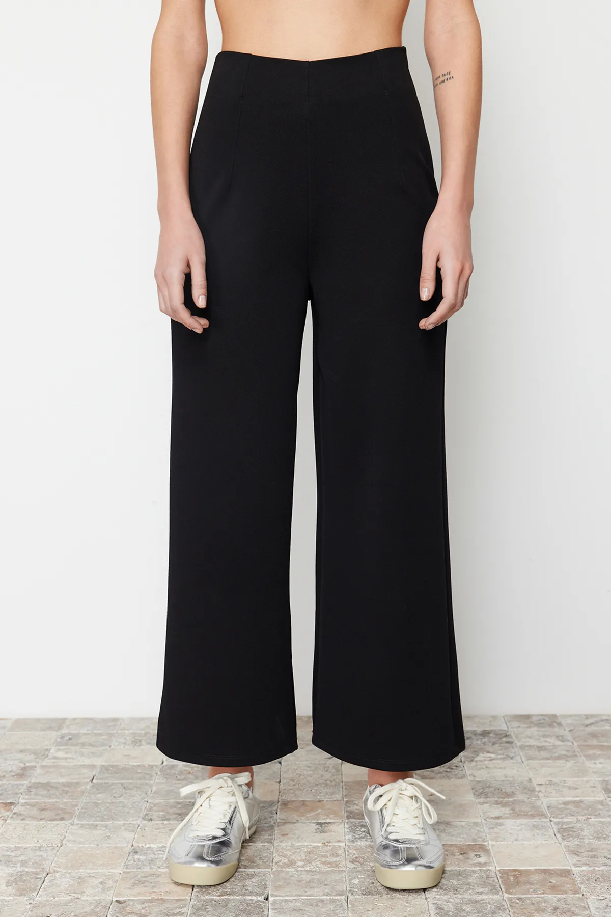 Trendyol Collection  Schwarze Culotte-Hose mit hochgeschnittenem Detail und hoher Taille - TWOSS24PL00036