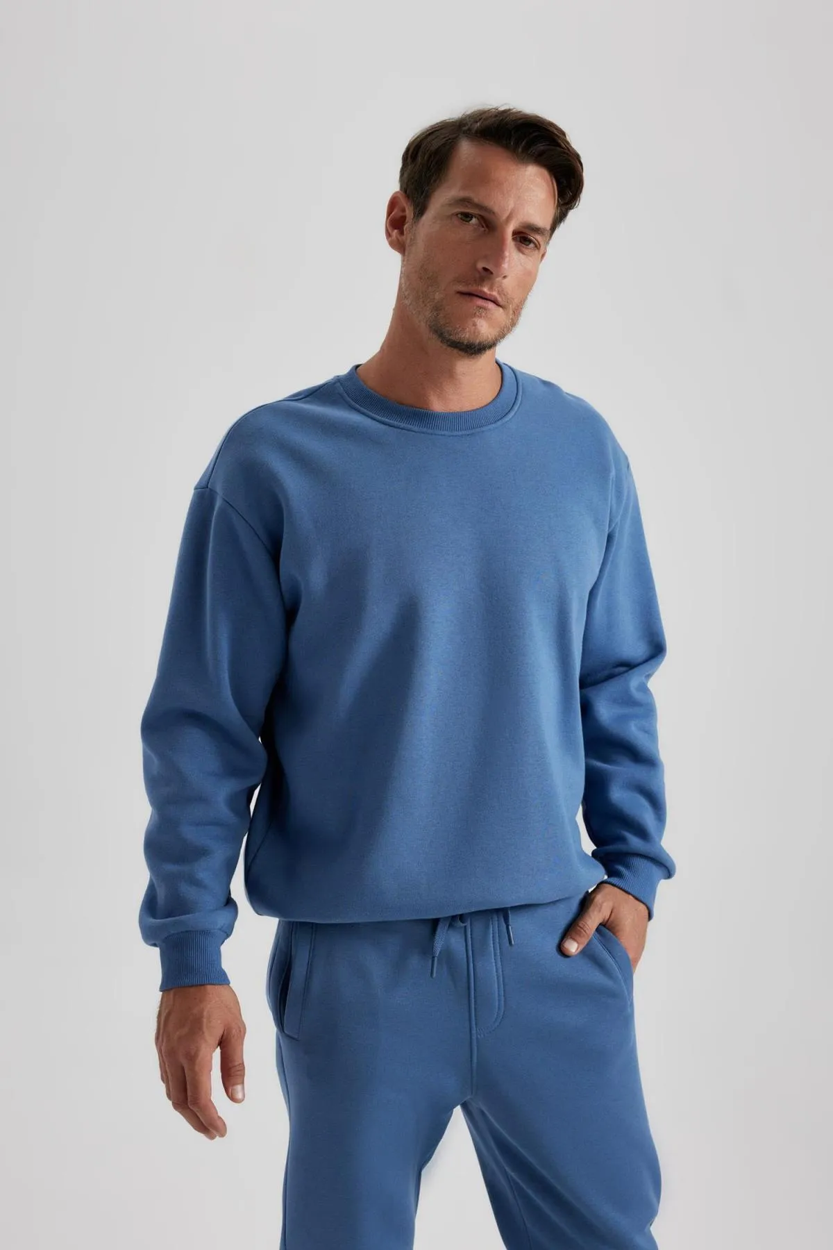 DeFacto  Basic-Sweatshirt mit Rundhalsausschnitt in Oversize-Passform T5139az23au