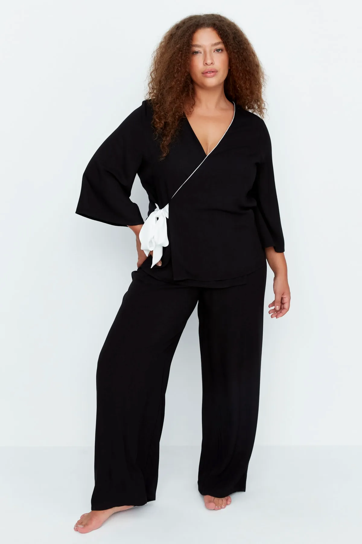Trendyol Curve  Schwarzes, zweireihiges, gewebtes Pyjama-Set zum Binden mit Kragen TBBAW23AI00032