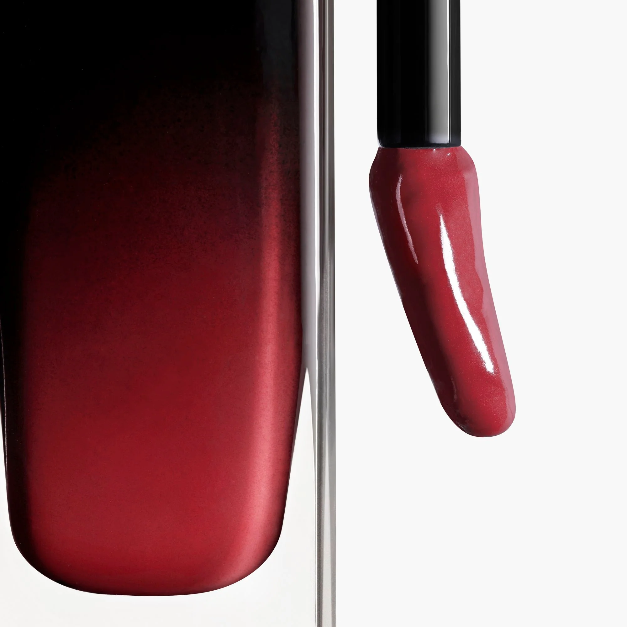 ROUGE ALLURE LAQUE - LE ROUGE À LÈVRES FLUIDE BRILLANT À LA TENUE EXTRÊME