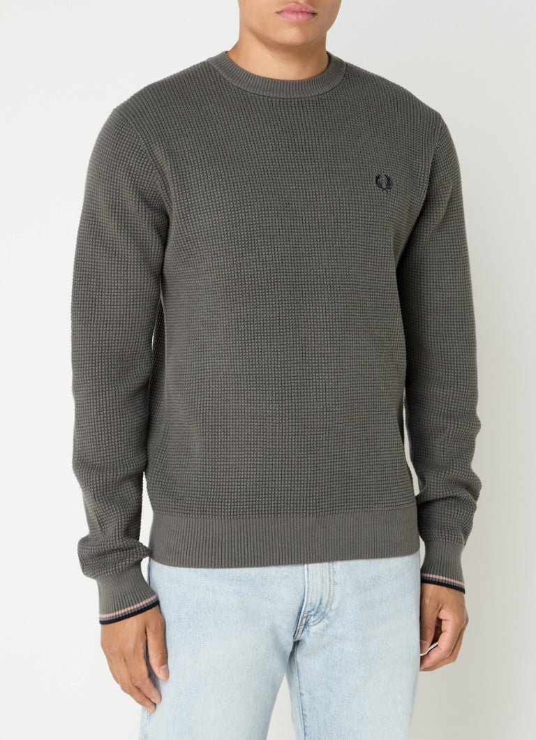 Sweter Fred Perry z cienkiej dzianiny o fakturze i haftowanym logo.