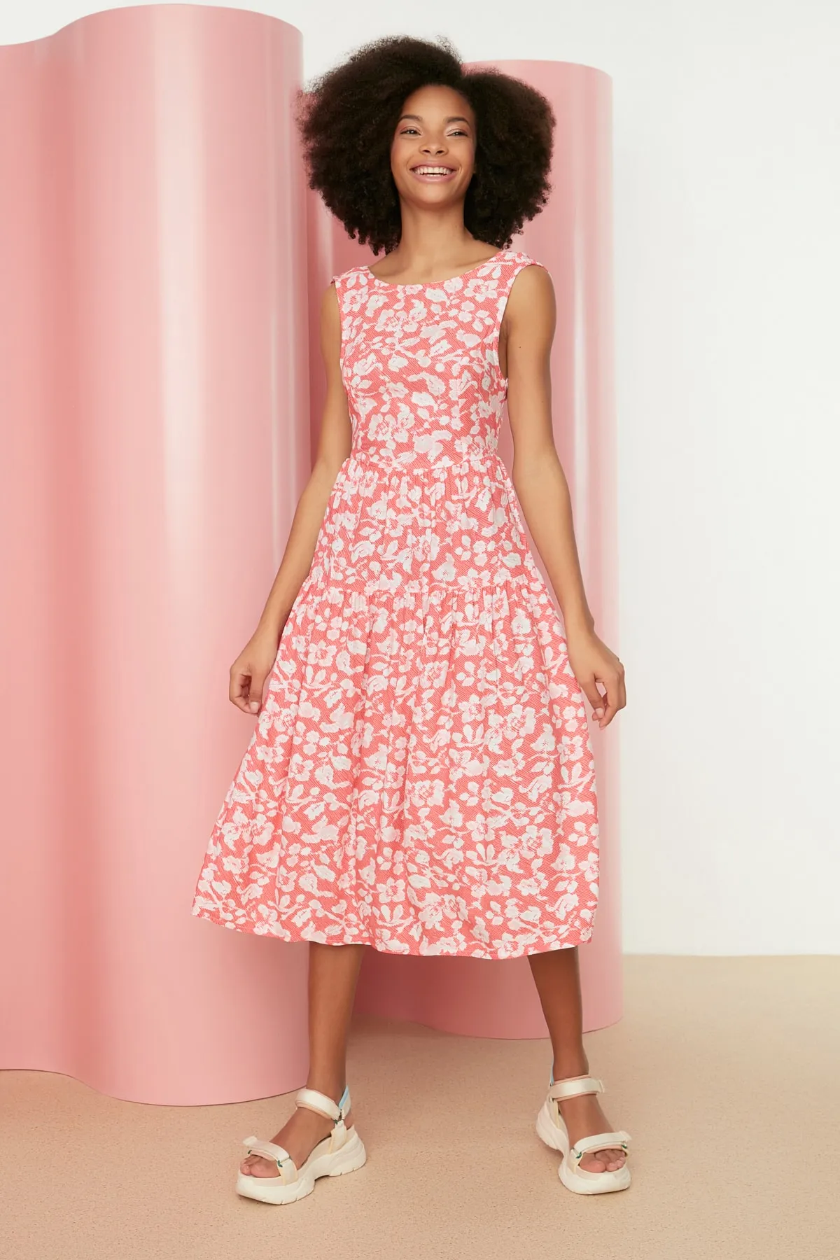 Trendyol Collection  Rotes Midikleid mit gewebtem Rückendetail und Blumenmuster und Taillenöffnung TWOSS21EL0709