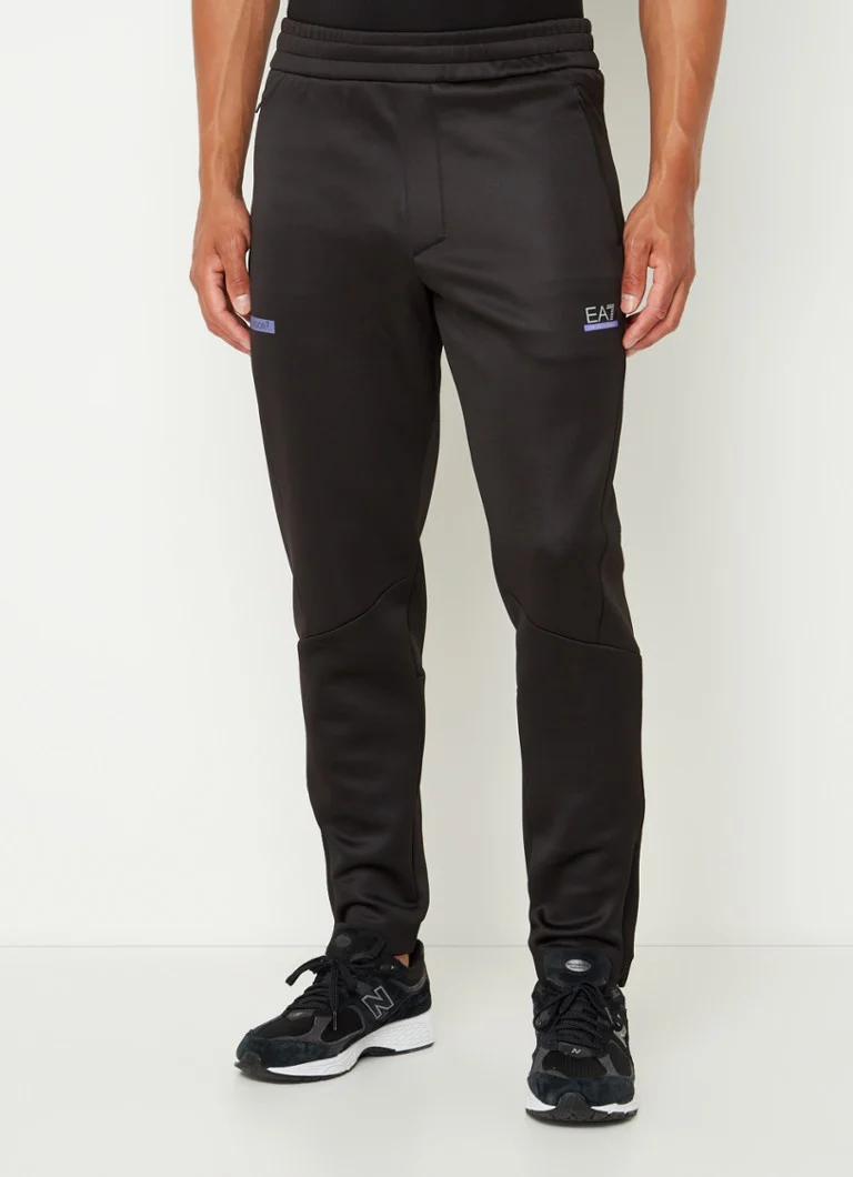 Pantaloni de trening slim fit de la Emporio Armani, cu logo și buzunare cu fermoar.
