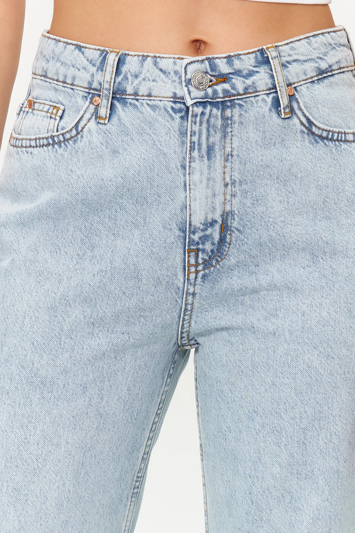 Trendyol Collection  Hellblaue Jeans mit niedriger Taille und weitem Bein TWOSS24JE00029
