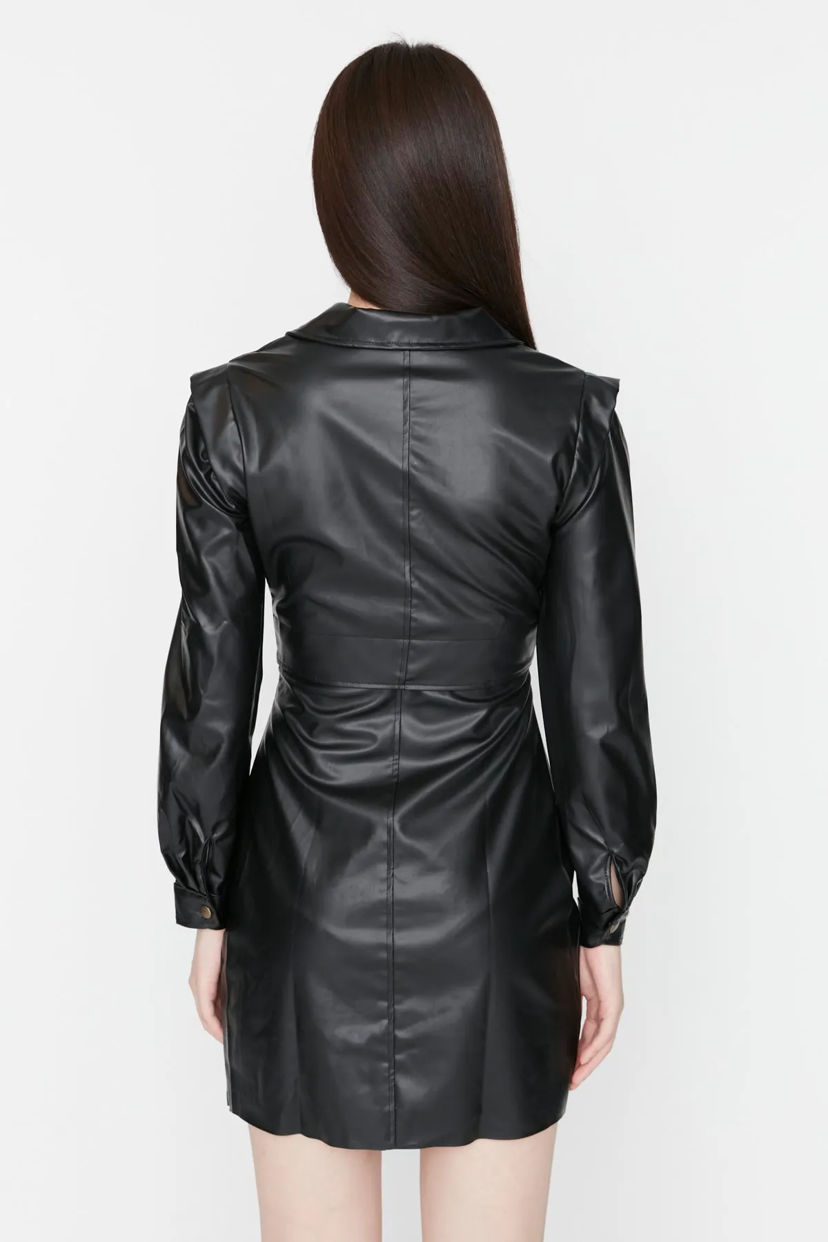 Trendyol Collection  Schwarzes Kleid aus gewebtem Kunstleder mit Mini-Hemdkragen TWOAW20EL2136