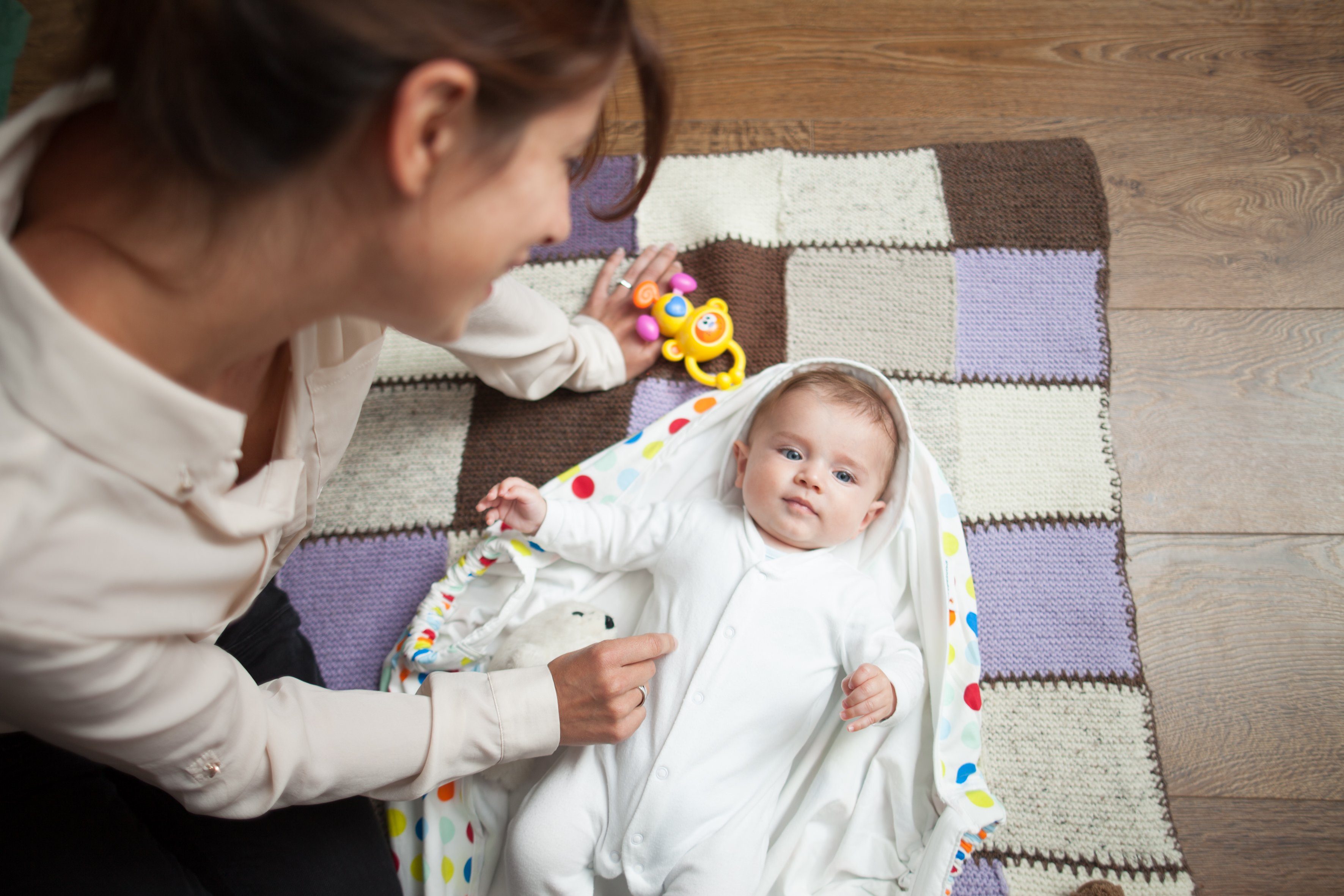 Snugglebundl Babytrage Funky Spots mit stützender Funktion im Kopf- und Nackenbereich