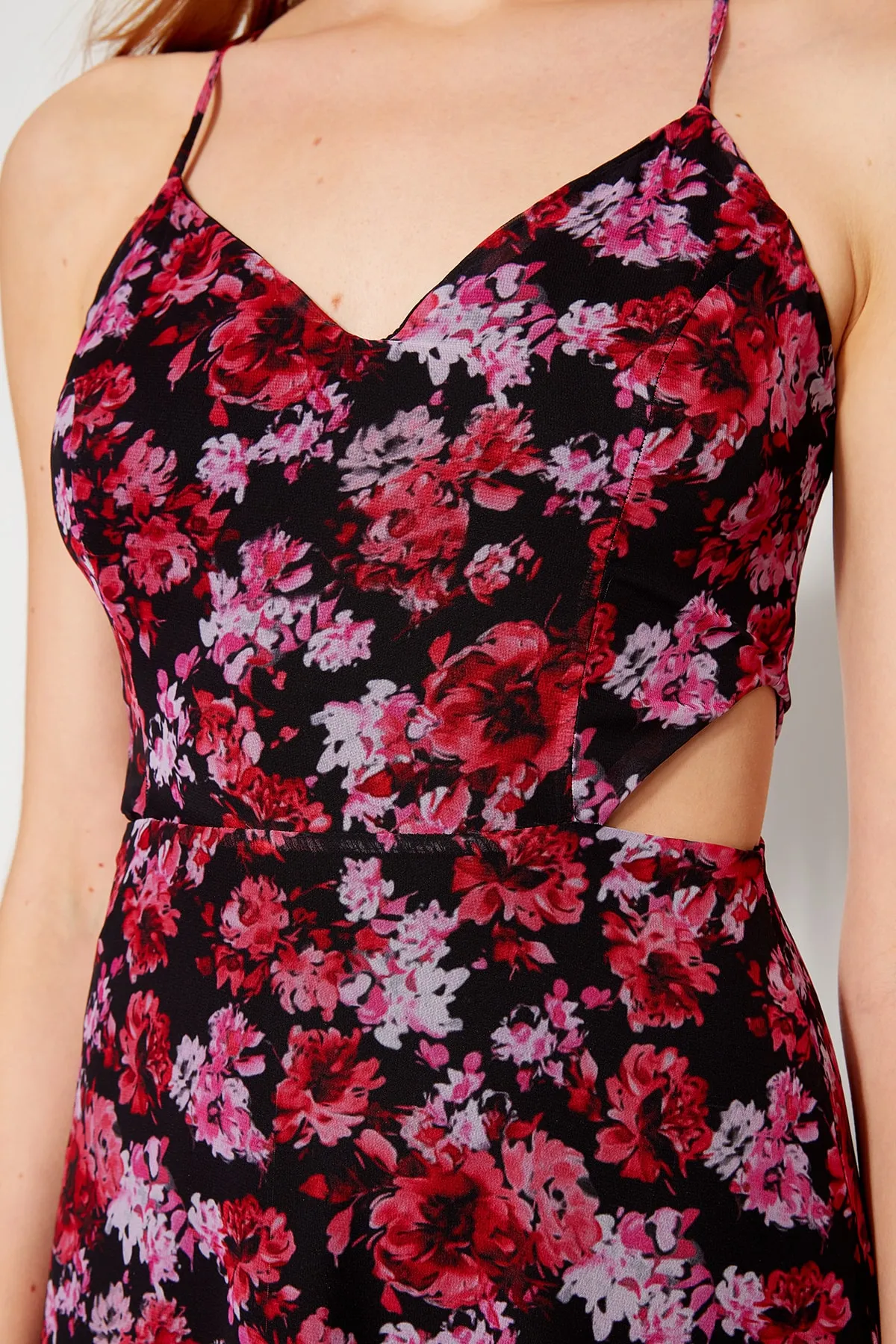 Trendyol Collection  Rotes A-Linien-gefüttertes Maxi-Webkleid mit Fensterausschnitt/Ausschnitt und detailliertem Blumendruck TWOSS20EL1270