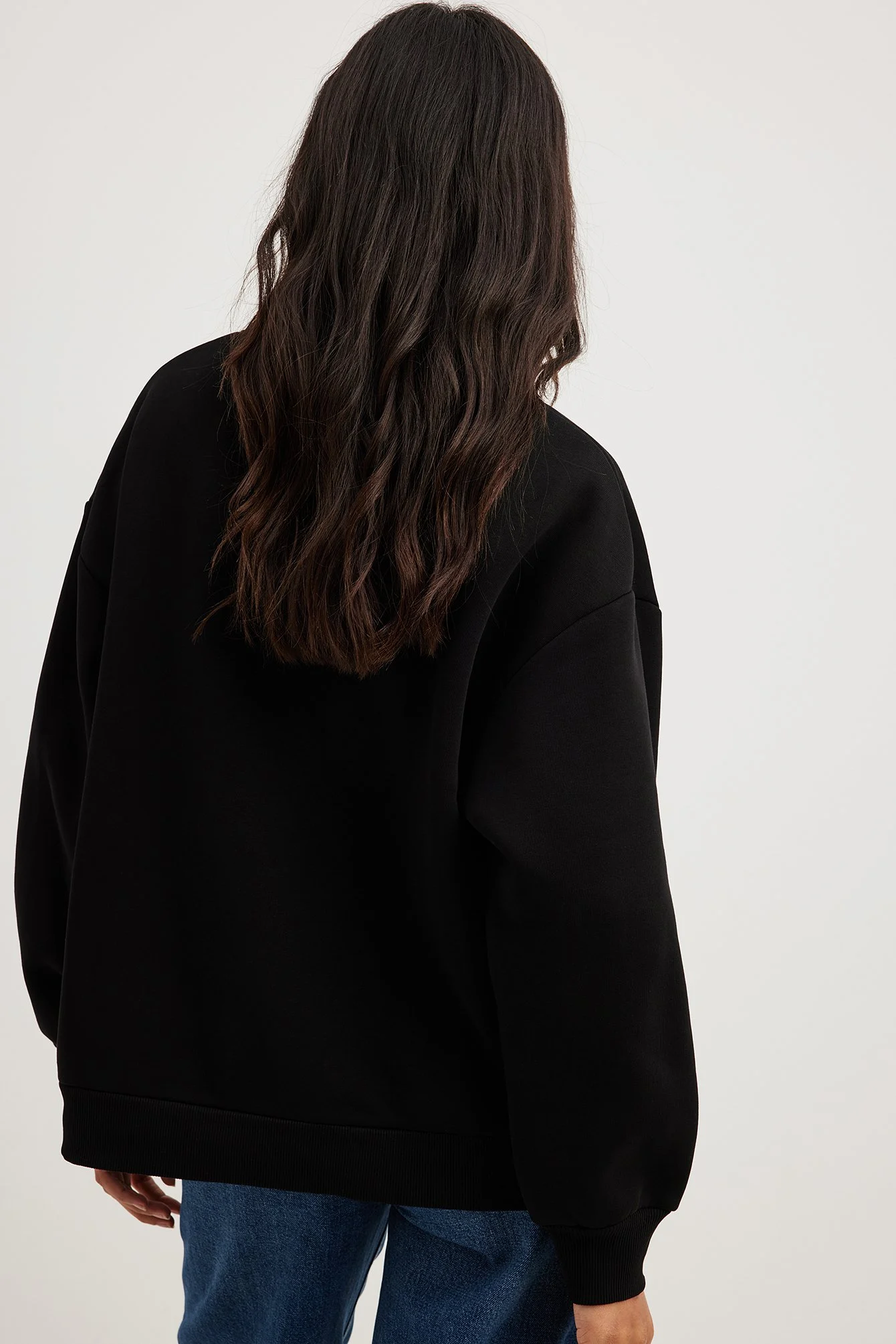 Hochgeschnittener Pullover mit Detail