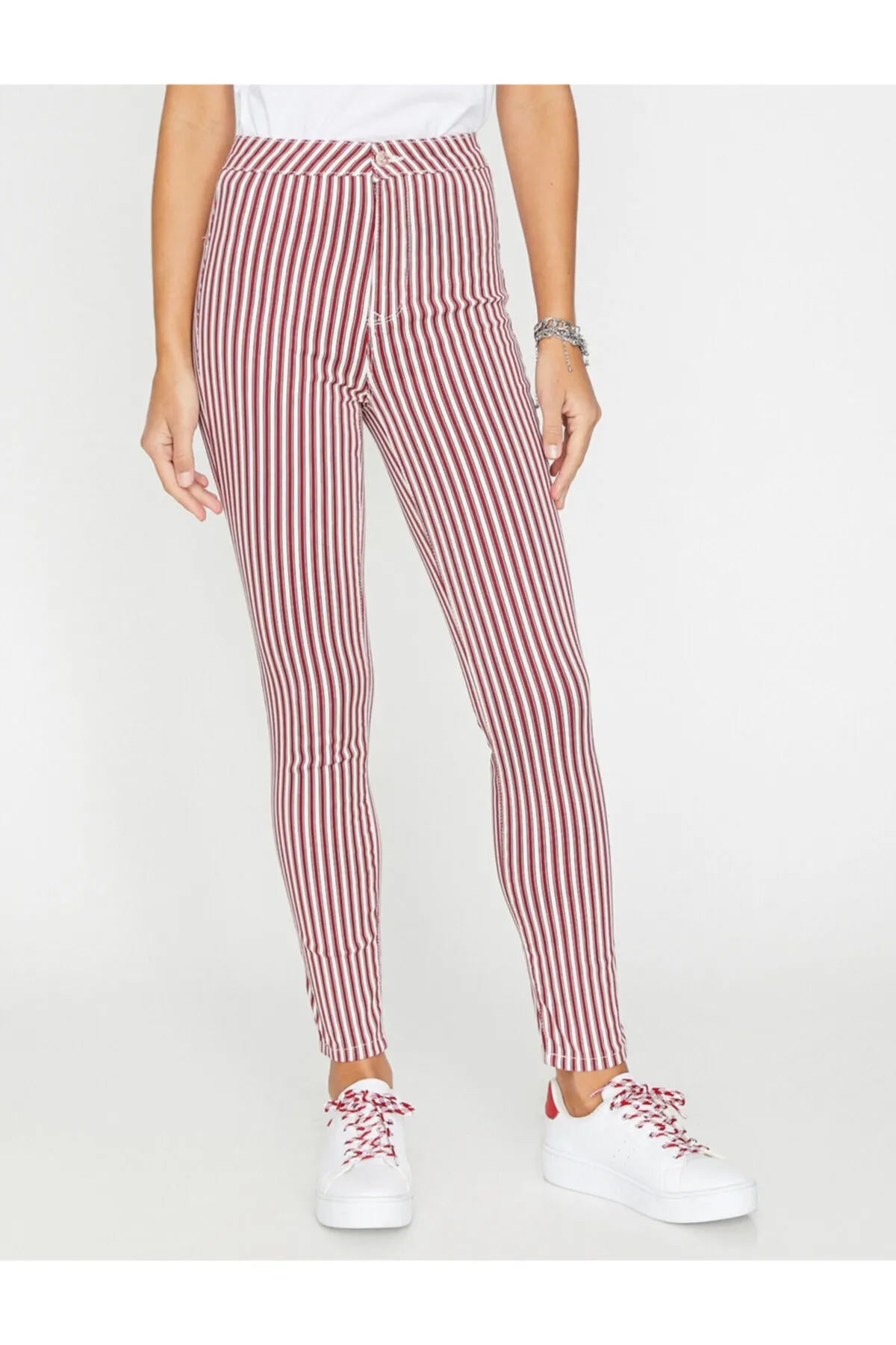 Koton  Rote gestreifte Damenhose mit normaler Taille und schmaler Passform 9YAL41996MW