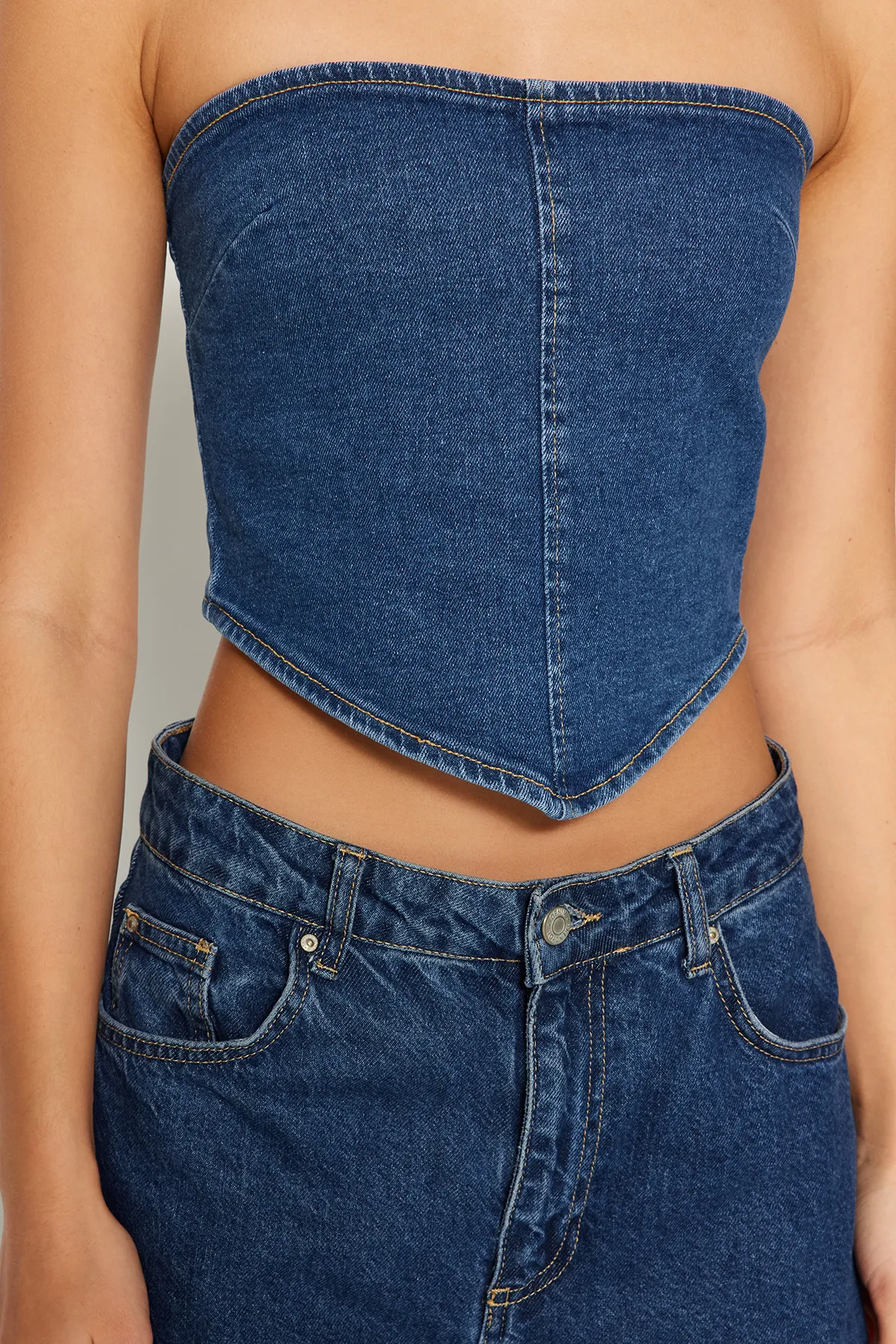 Trendyol Collection  Blaues asymmetrisches trägerloses Denim-Bustier TWOSS24BS00002