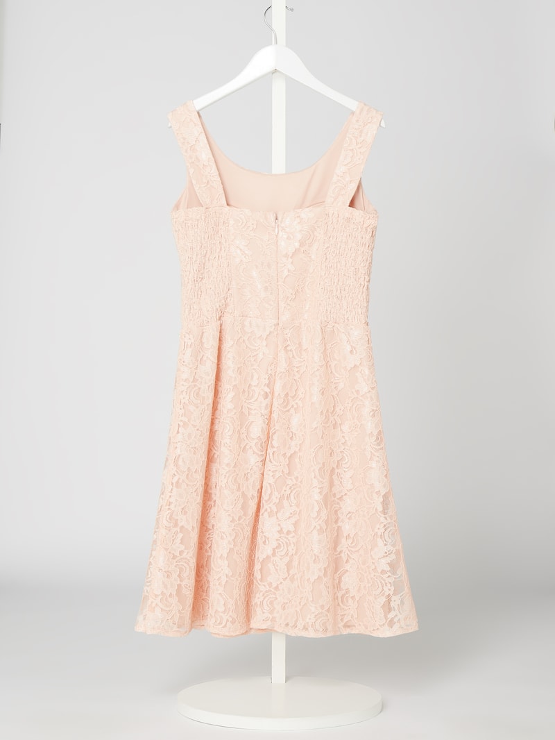 Kleid aus Spitze mit Zierperlen in apricot
