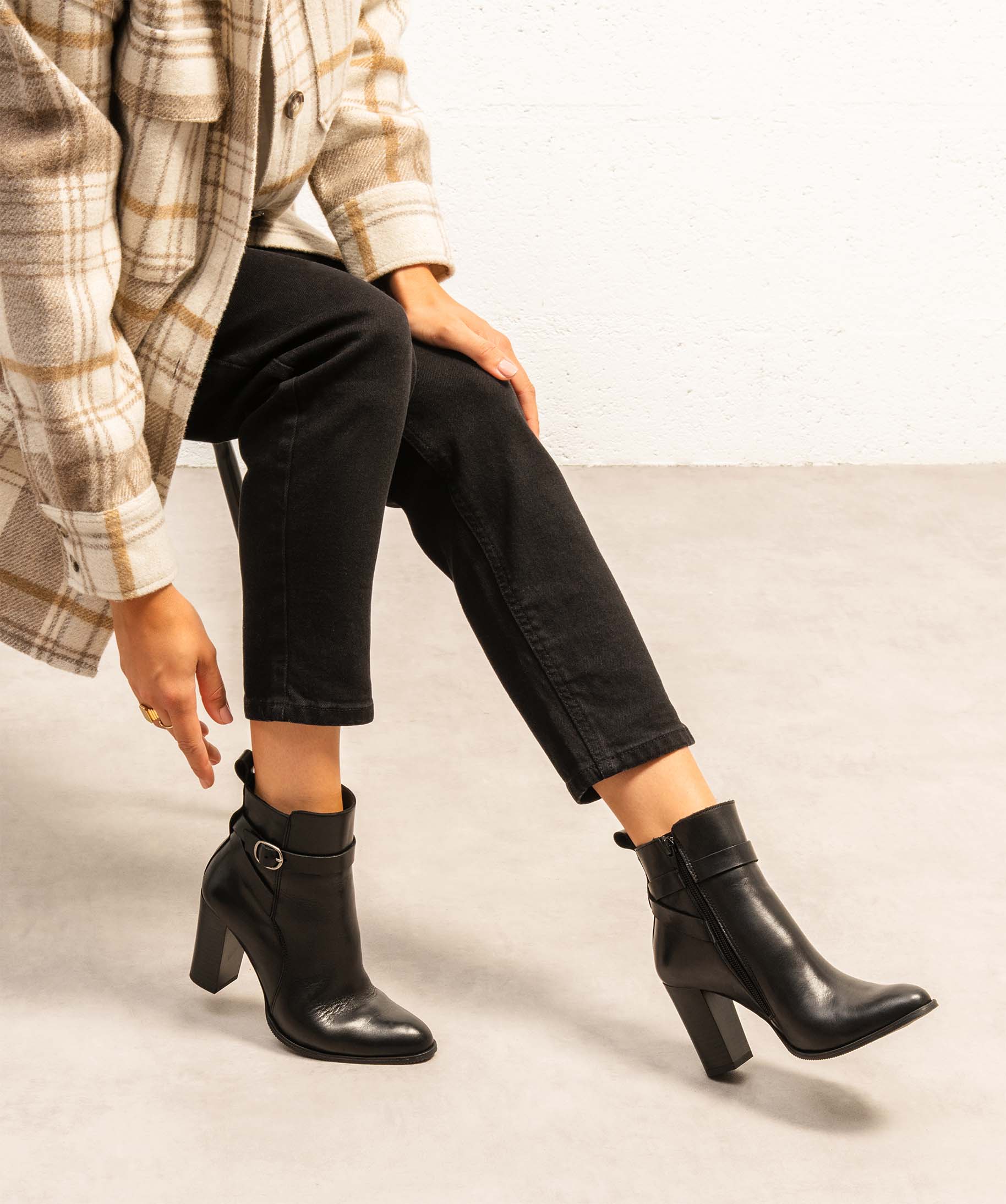 Boots femme en cuir uni à talon haut et brides fantaisie - ... noir | GEMO