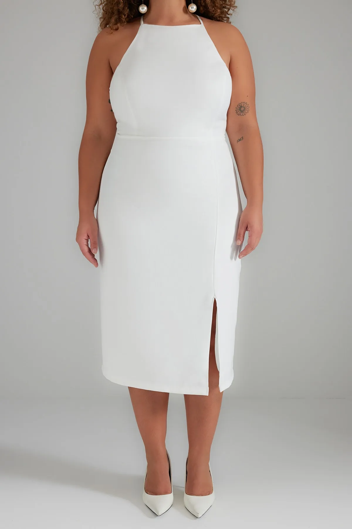 Trendyol Curve  Weißes Brautkleid aus gewebtem Satin mit detaillierter Rückseite TBBSS23AH00223