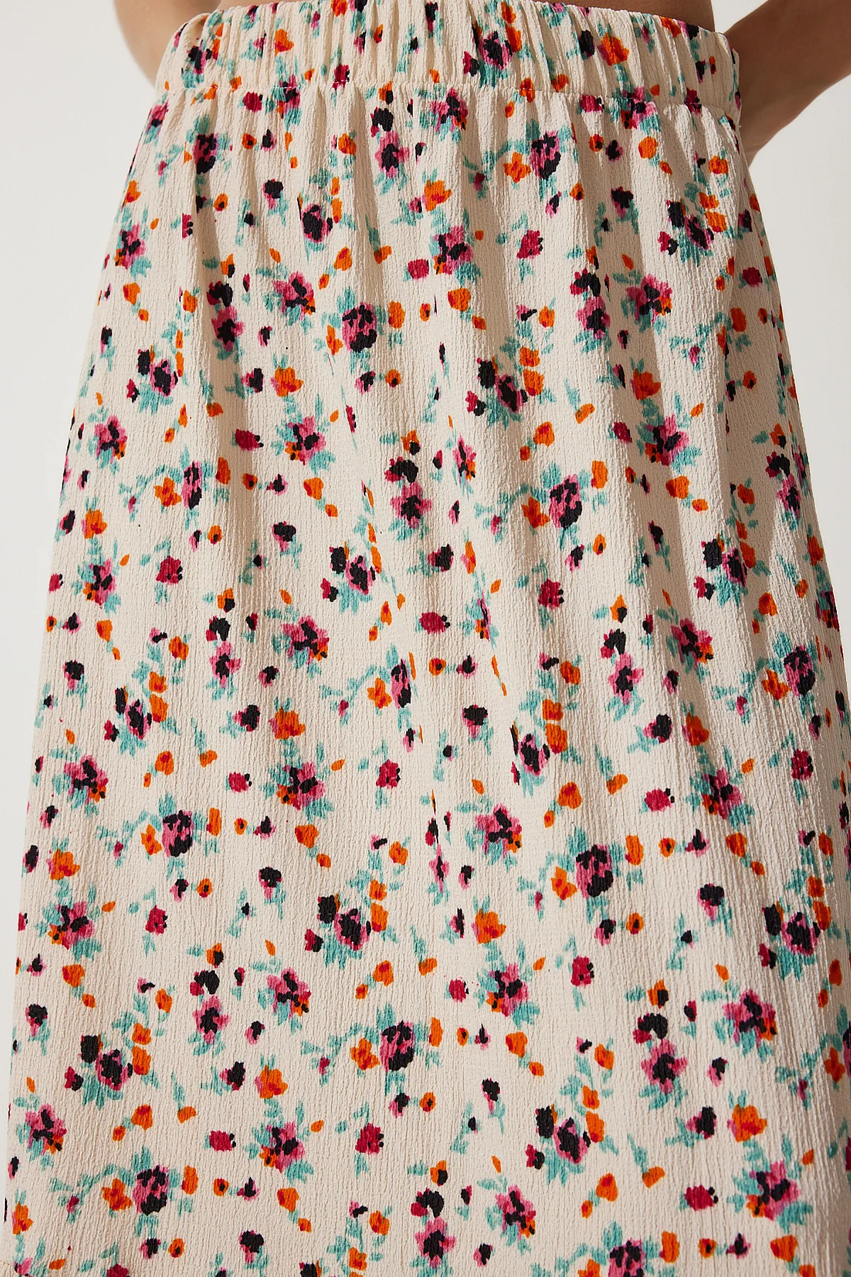 Happiness İstanbul  Cremefarbener Viskoserock mit Volant und Blumenmuster für Damen DD01312