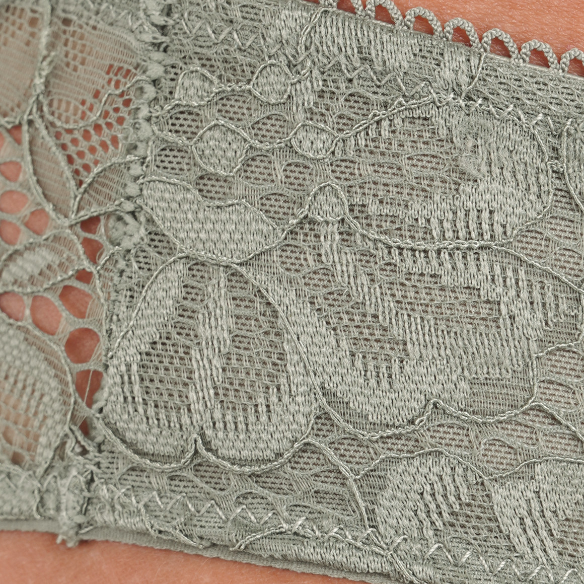 Damen Slip aus floraler Spitze