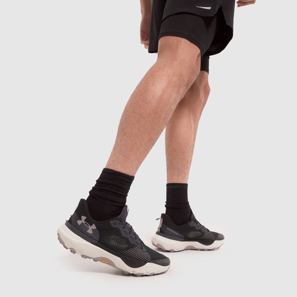 Under Armour – Infinite Pro – Svarta och vita terränglöparskor
