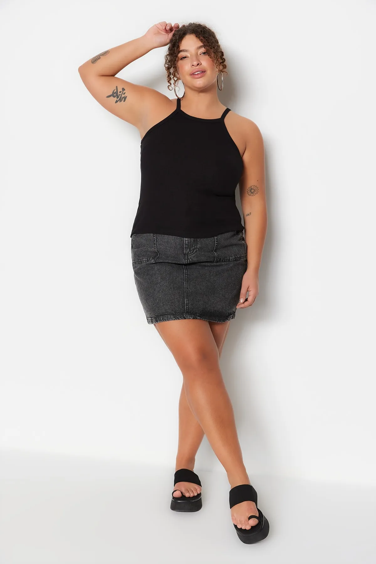 Trendyol Curve  Schwarzes Basic-Strick-Tanktop mit Neckholder-Kragen TBBSS23CV00000