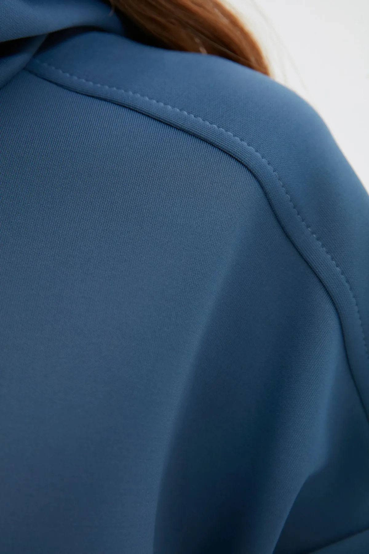 Trendyol Modest  Marineblaues, weit geschnittenes Oversize-Sweatshirt aus Scuba-Strick mit Kapuze und Taschen TCTAW22TW0151
