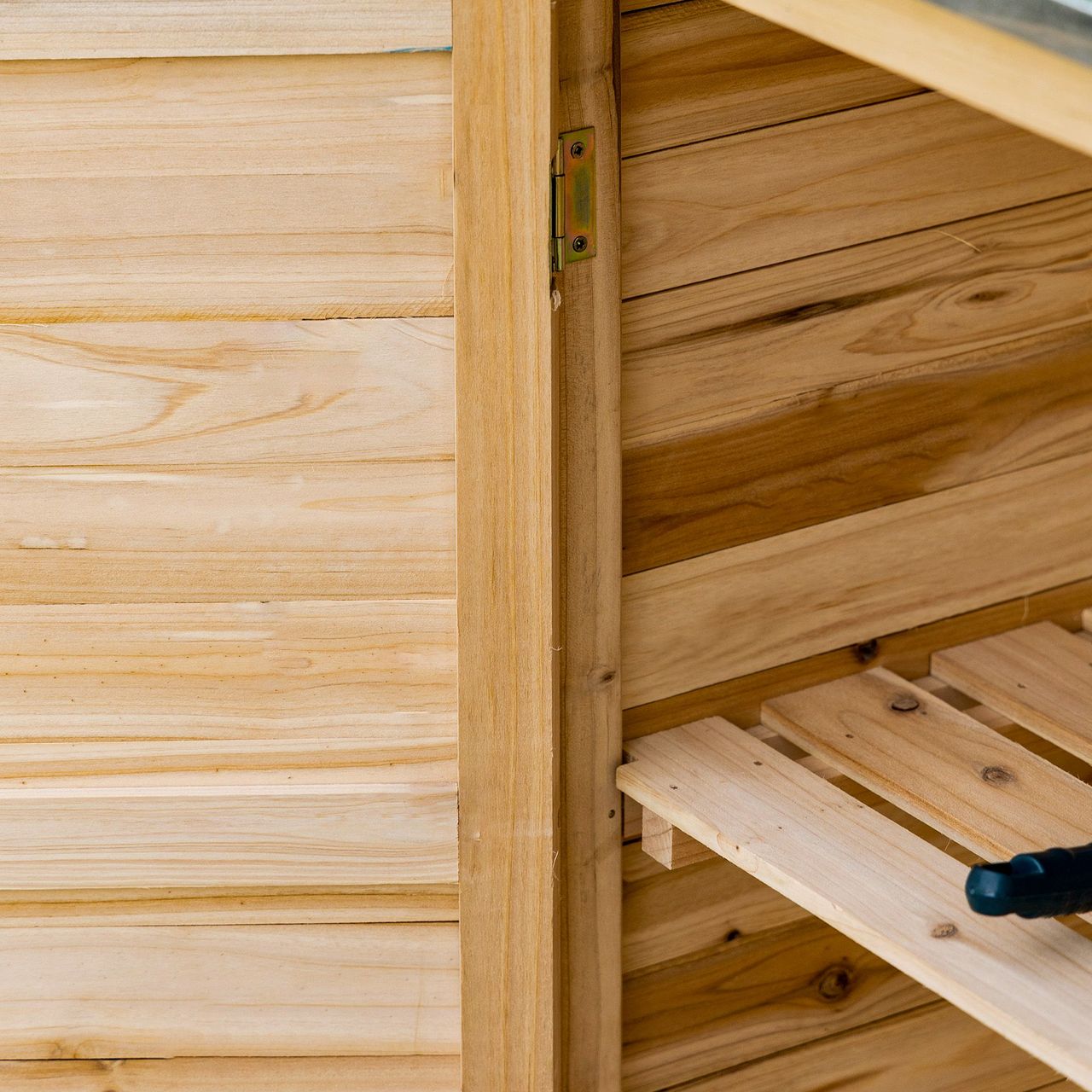 Outsunny Gartenschrank Holz Geräteschrank Schrank mit 2 Einlegeböden Natur