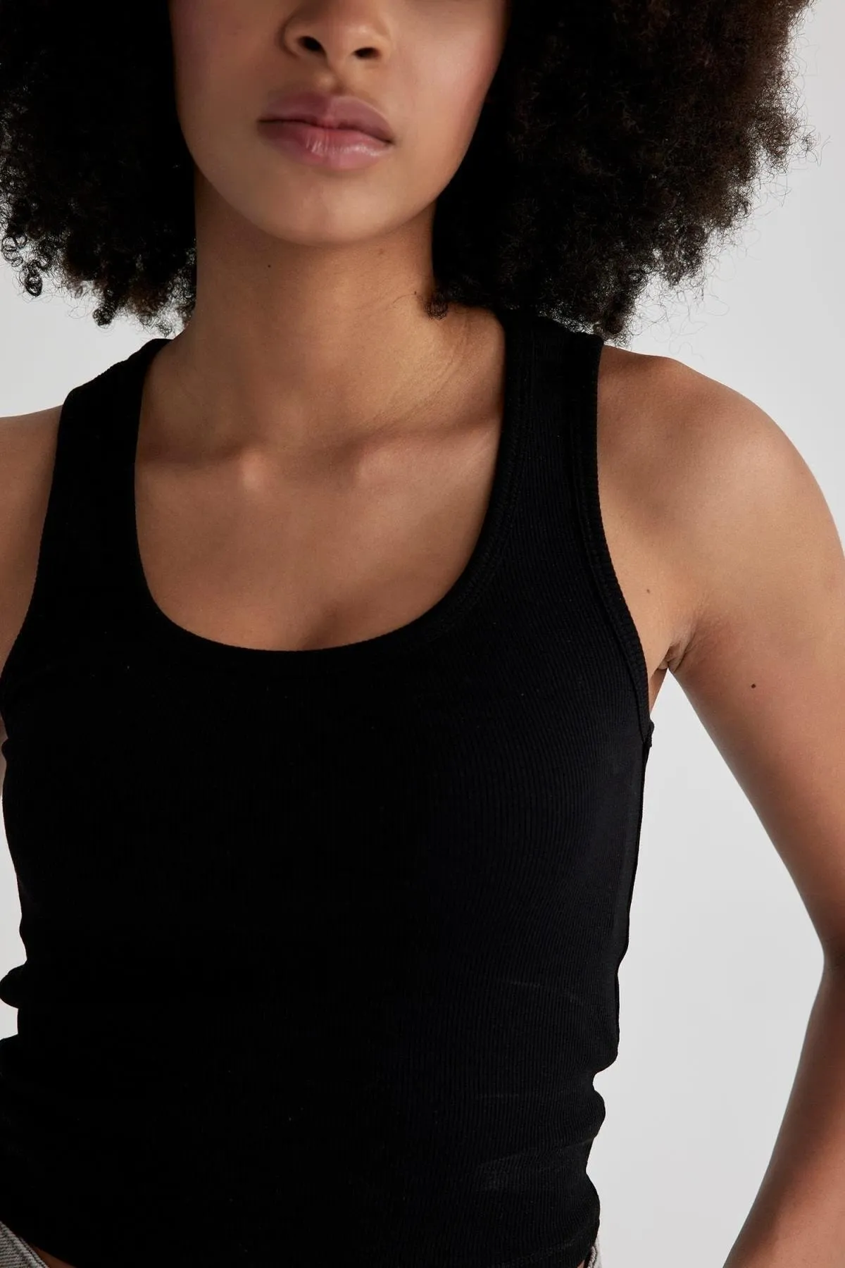 DeFacto  Tailliertes, geripptes Camisole mit U-Ausschnitt, schwarzes Unterhemd A1665ax23sm
