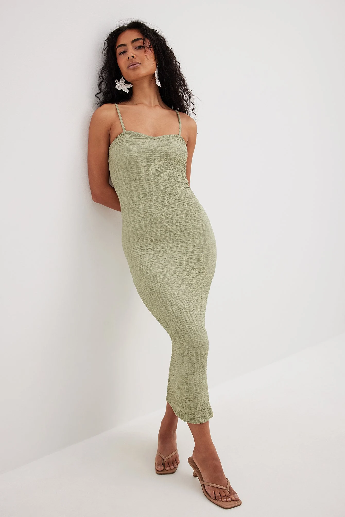Strukturiertes Midi-Trägerkleid