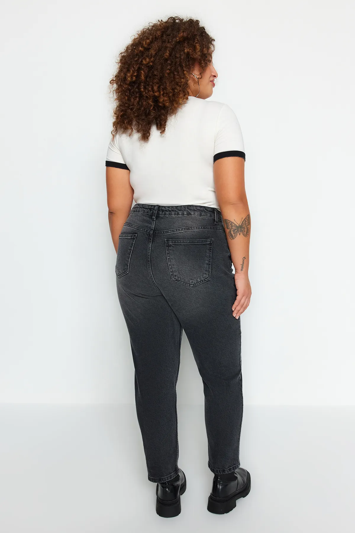 Trendyol Curve  Schwarze High-Bel-Mom-Jeans TBBAW24CJ00050