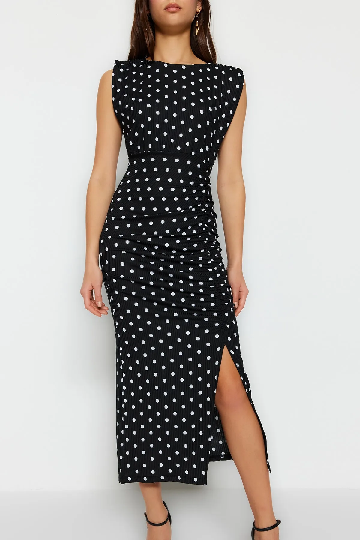 Trendyol Collection  Schwarzes, gepunktetes, tiefes Schlitzdetail am Rücken und flexiblem Strick-Bleistiftkleid TWOSS23EL02326