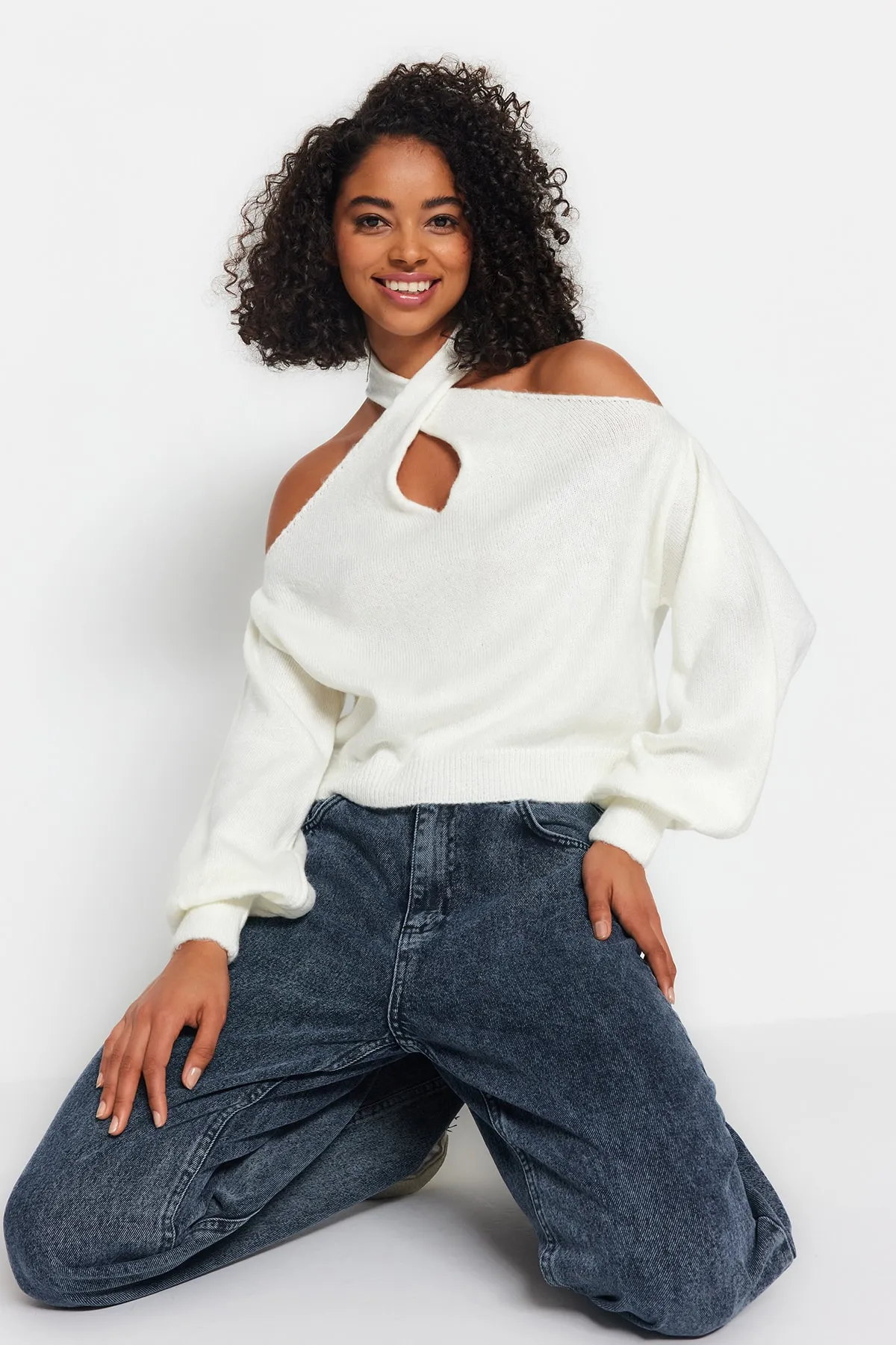 Trendyol Collection  Ecrufarbener Strickpullover mit weicher Struktur und Fenster/Cut-Outs TWOAW24KZ00166