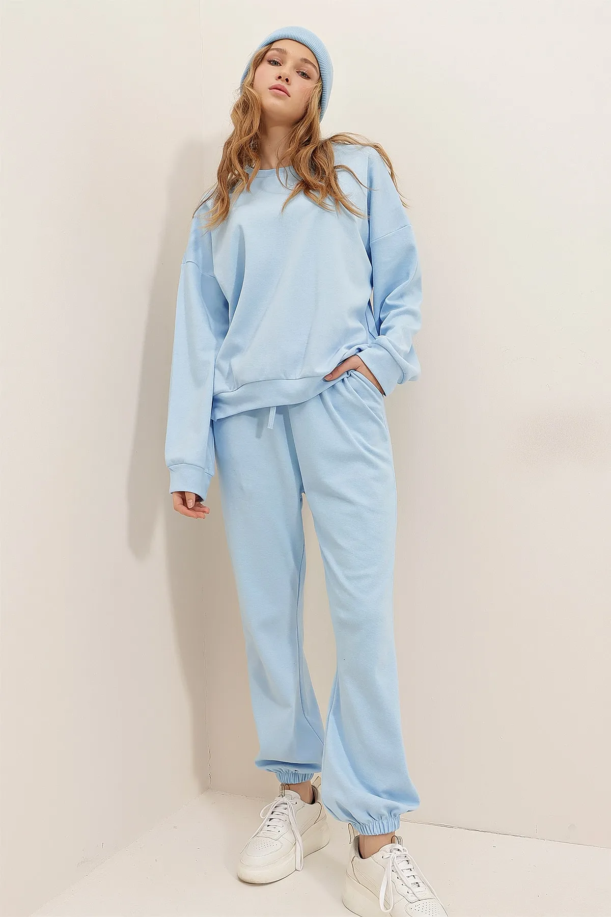 Trend Alaçatı Stili  Babyblaues Trainingsanzug-Set mit Rundhalsausschnitt, elastischer Taille und Beinabschluss mit zwei Fäden für Damen ALC-507-669-001