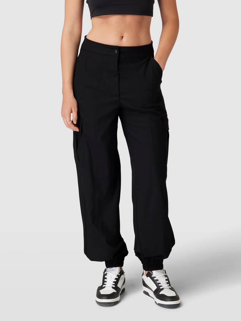 Cargohose mit elastischen Beinabschlüssen Modell 'TECHNICAL' in black