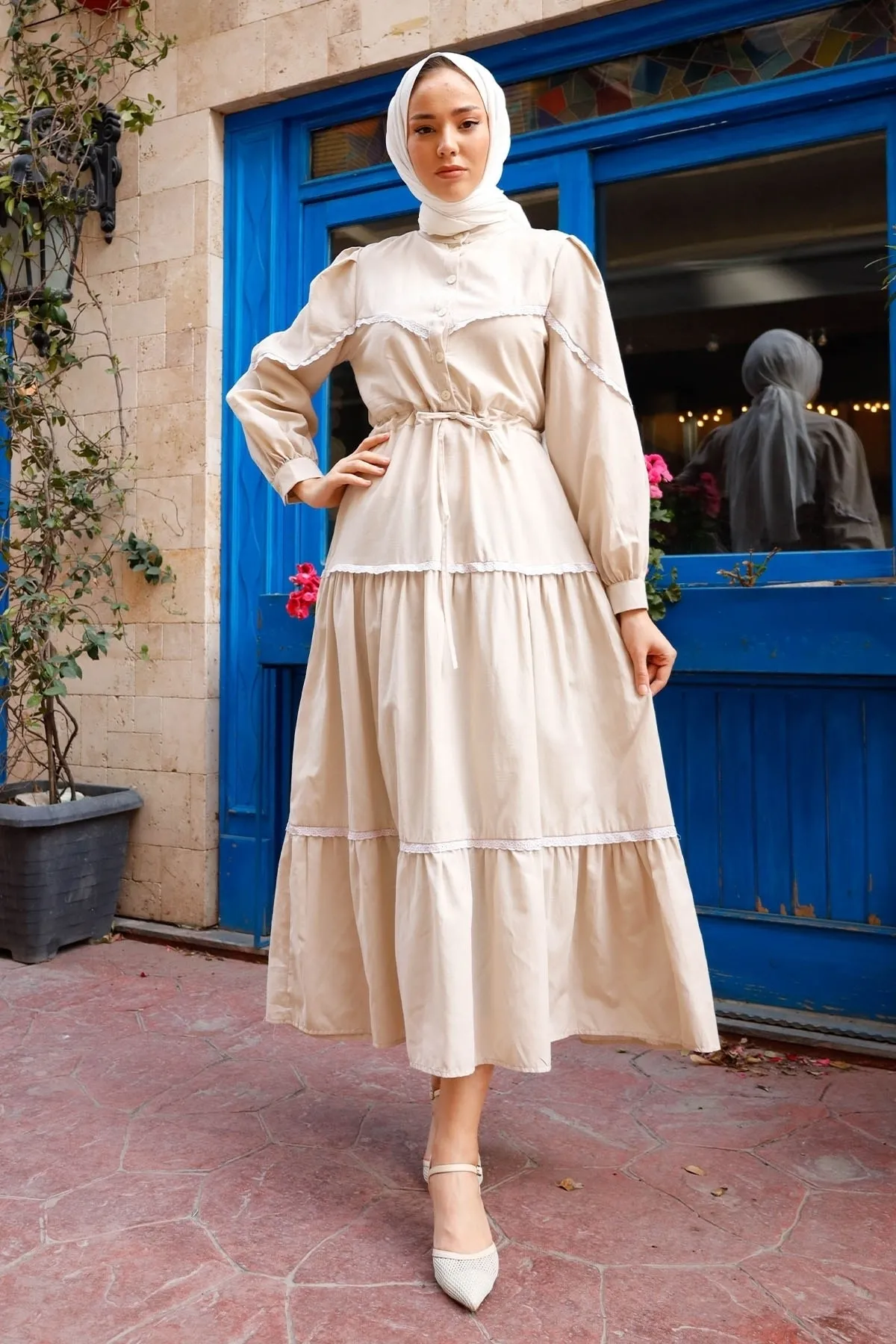 InStyle  Hijab-Kleid mit Guipure-Detail und Ballonärmeln – Stein