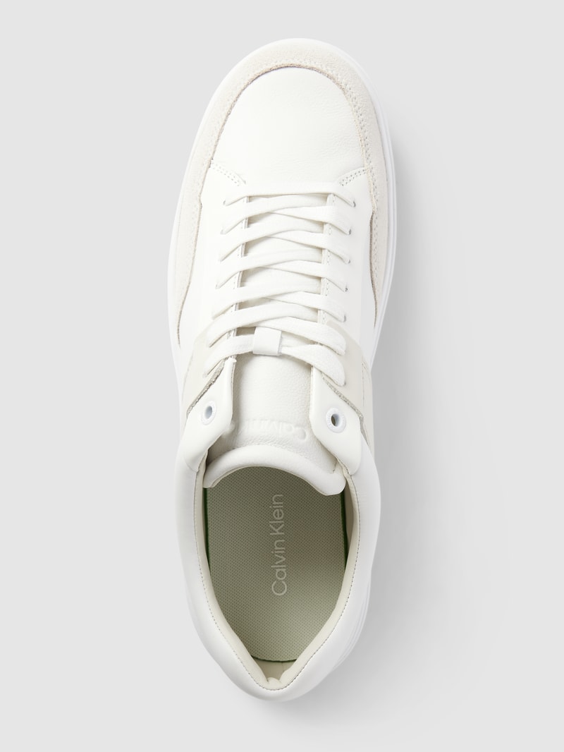 Sneaker mit Label-Details in weiß