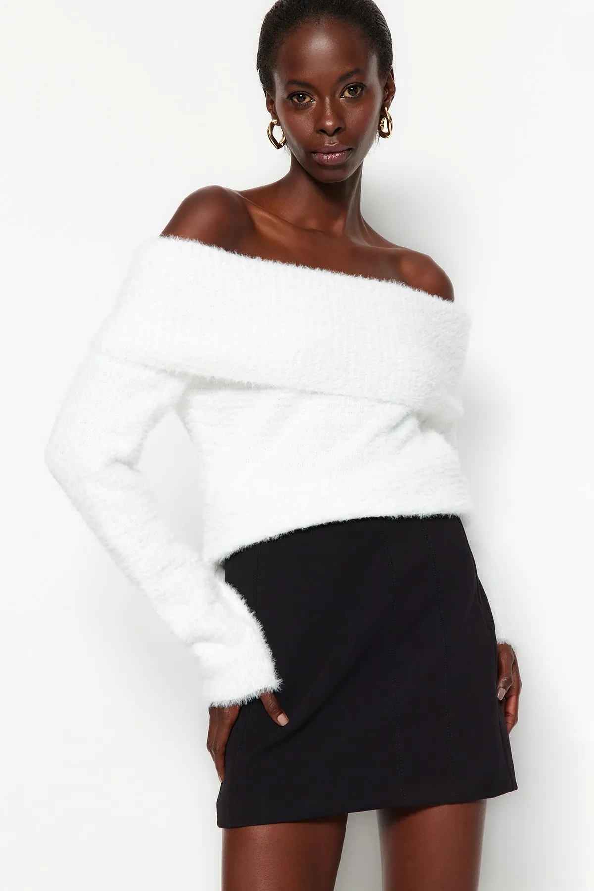 Trendyol Collection  Ecrufarbener Strickpullover mit Degaje-Kragen, Feder-/Bartfaden-Muster TWOAW24KZ00121