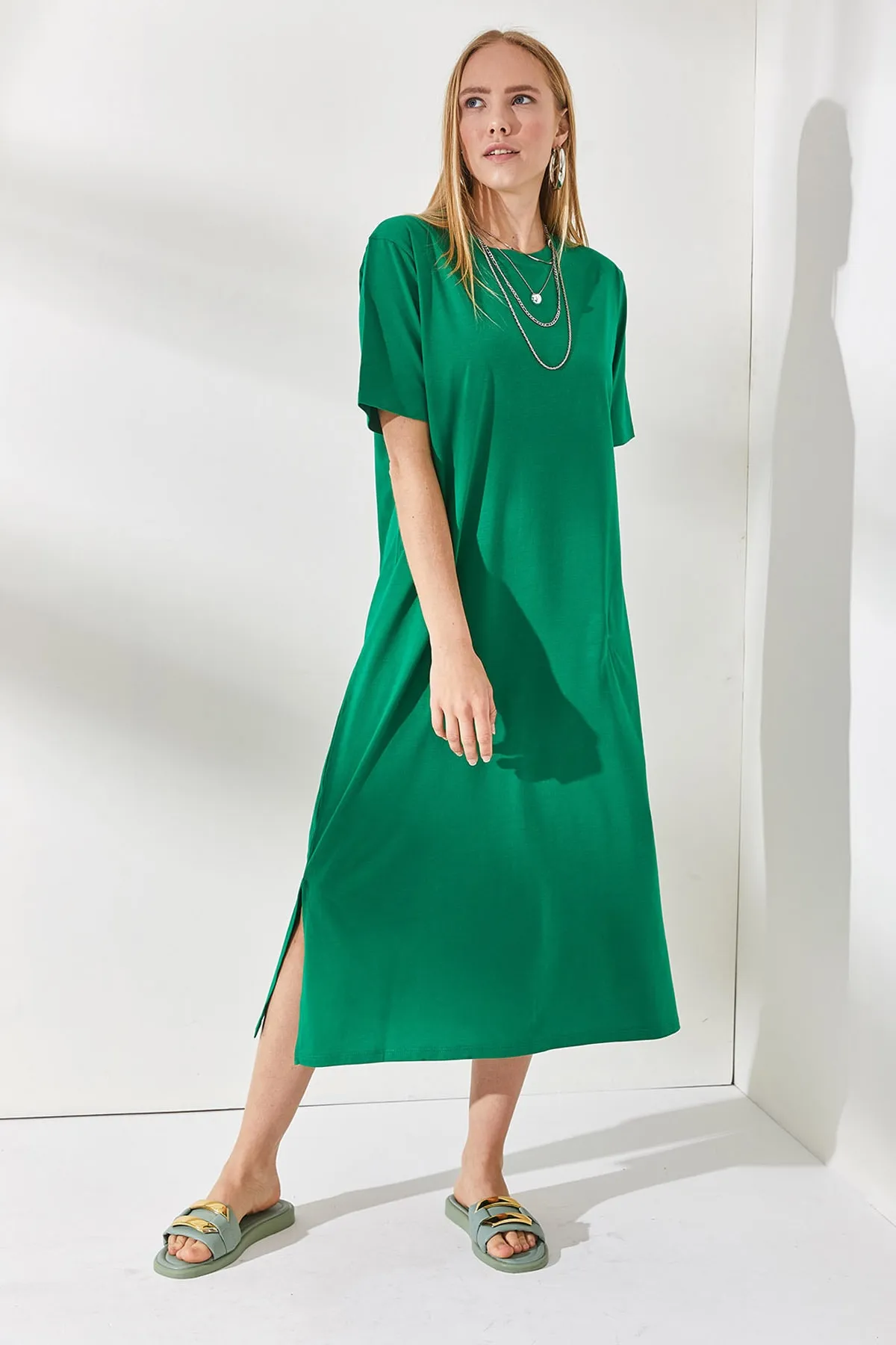 Olalook  Grasgrünes Oversize-Baumwollkleid für Damen mit Seitenschlitzen ELB-19001880