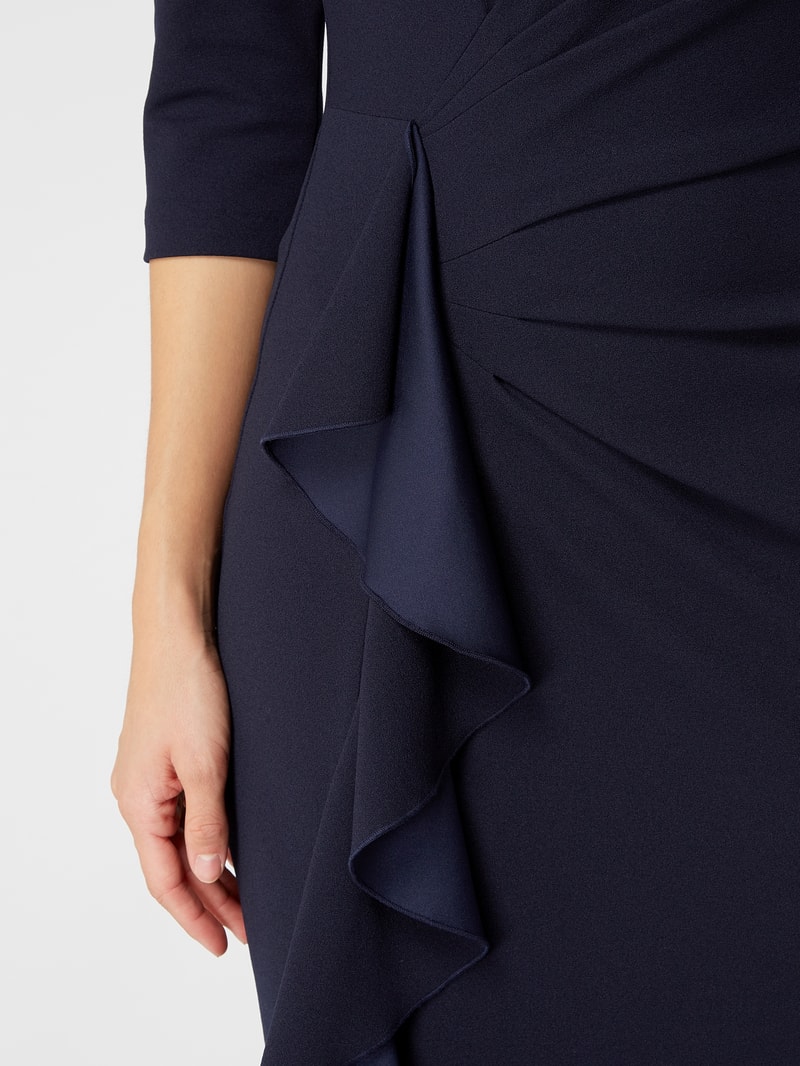 Cocktailkleid mit Drapierung und Volantbesatz in dunkelblau
