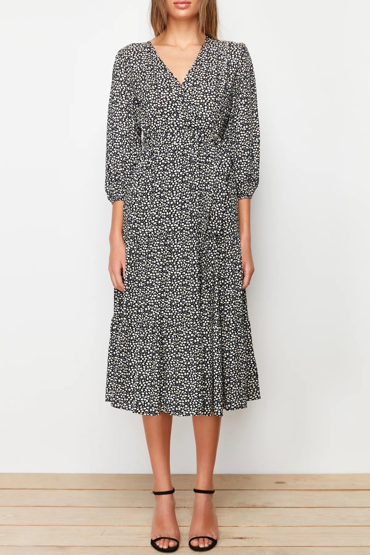 Trendyol Collection  Schwarzes, zweireihiges Maxi-Webkleid mit Blumenmuster TWOSS23EL01229