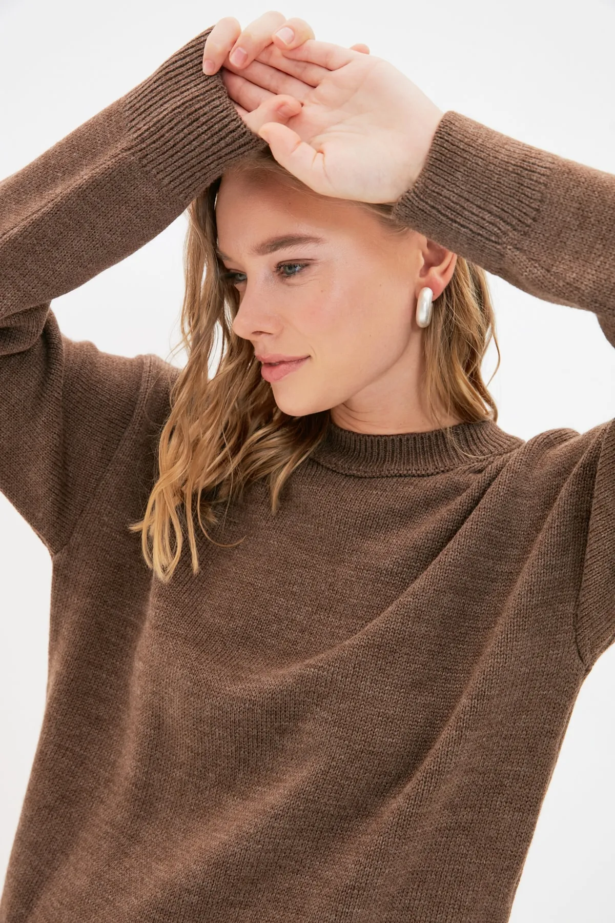 Trendyol Modest  Brauner Strickpullover mit hohem Kragen TCTAW22AK0045
