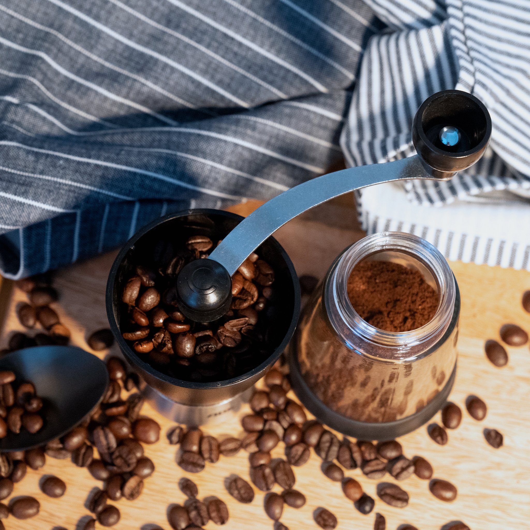 ADE Kaffeemühle manuell mit Aromabehälter aus Glas, Kegelmahlwerk, 65,00 g Bohnenbehälter, stufenloser Mahlgrad für French Press, Siebträger und Filterkaffee
