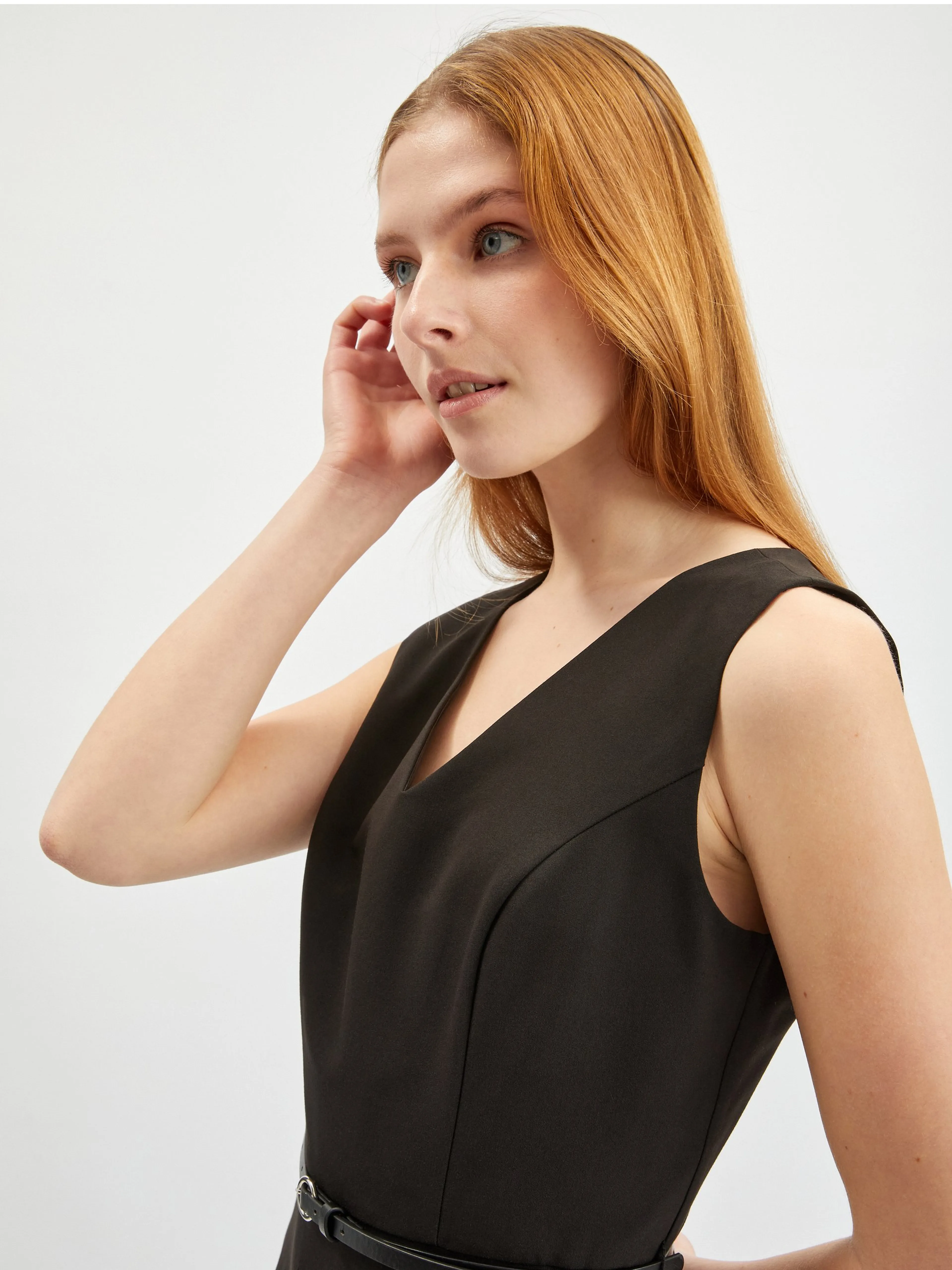 Schwarzes Damenkleid mit Gürtel ORSAY