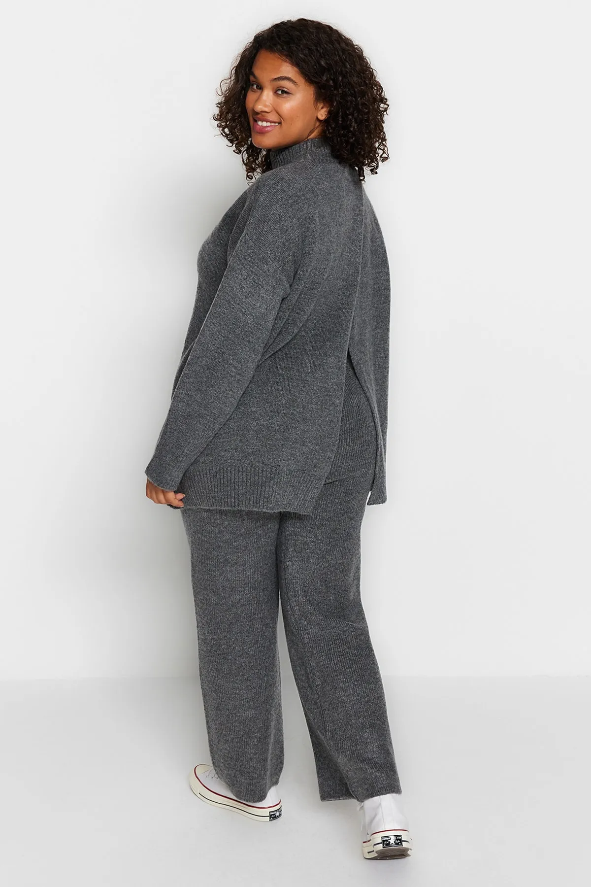 Trendyol Curve  Anthrazitfarbenes Strickoberteil- und -unterteil-Set mit Schlitzdetail TBBAW24CP00005