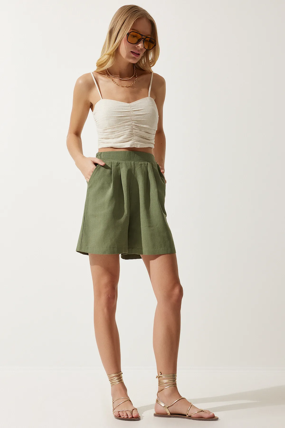 Happiness İstanbul  Khakifarbene Shorts aus gewebtem Leinen mit Taschen für Damen MC00276