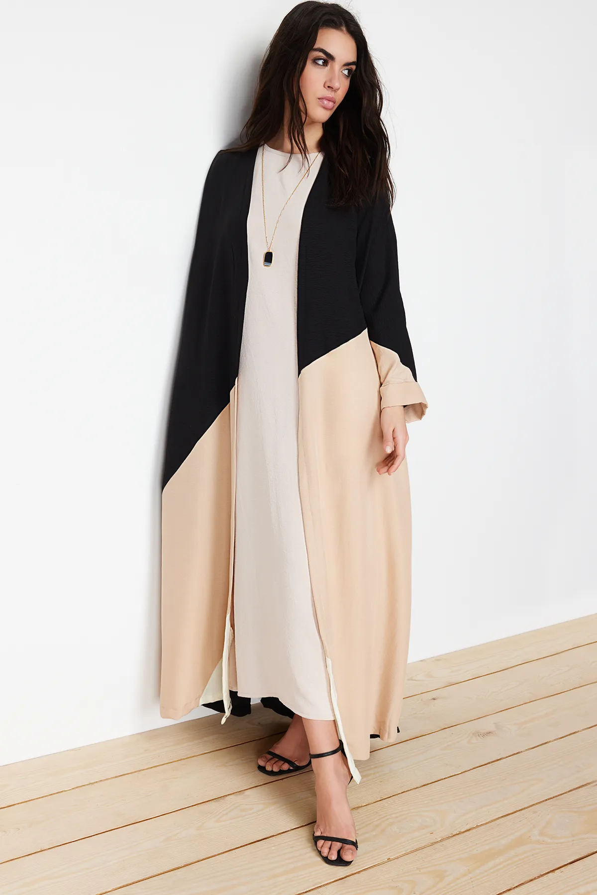 Trendyol Modest  Lange gewebte Kappe mit Farbblock-Steingürtel und Ferace TCTSS24KF00002