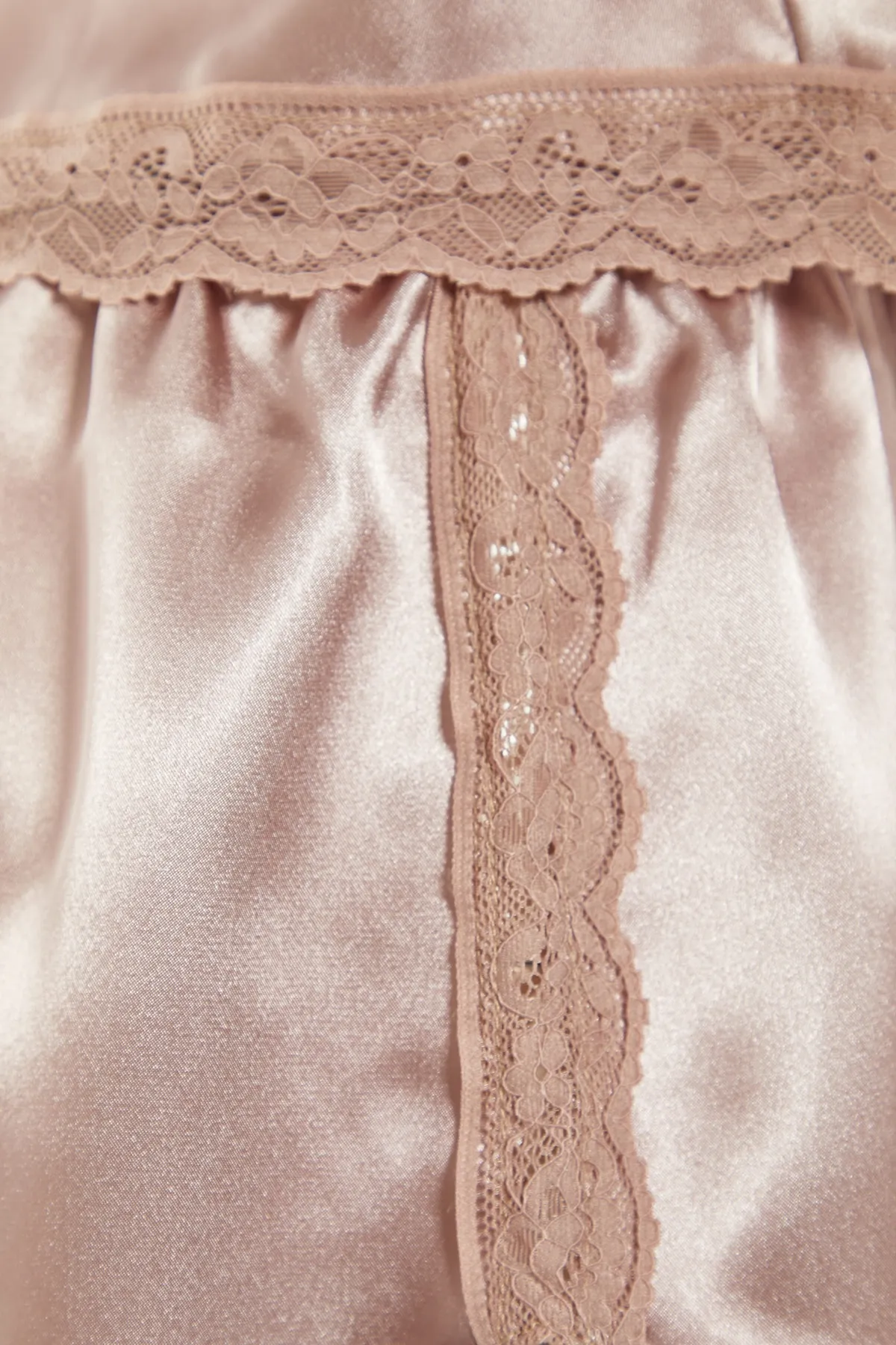 Trendyol Collection  Braunes Pyjama-Set aus Satin mit Spitzendetail und Seilriemen